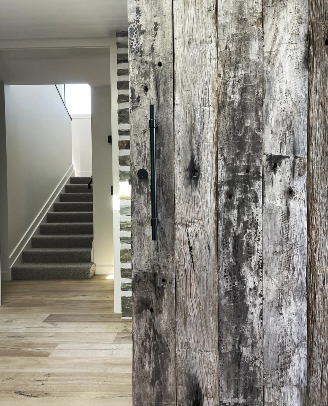 LET THE MATERIALS LEAD: WHY NATURAL MATERIALS ARE THE TRUE FOCAL POINT IN INTERIOR DESIGN