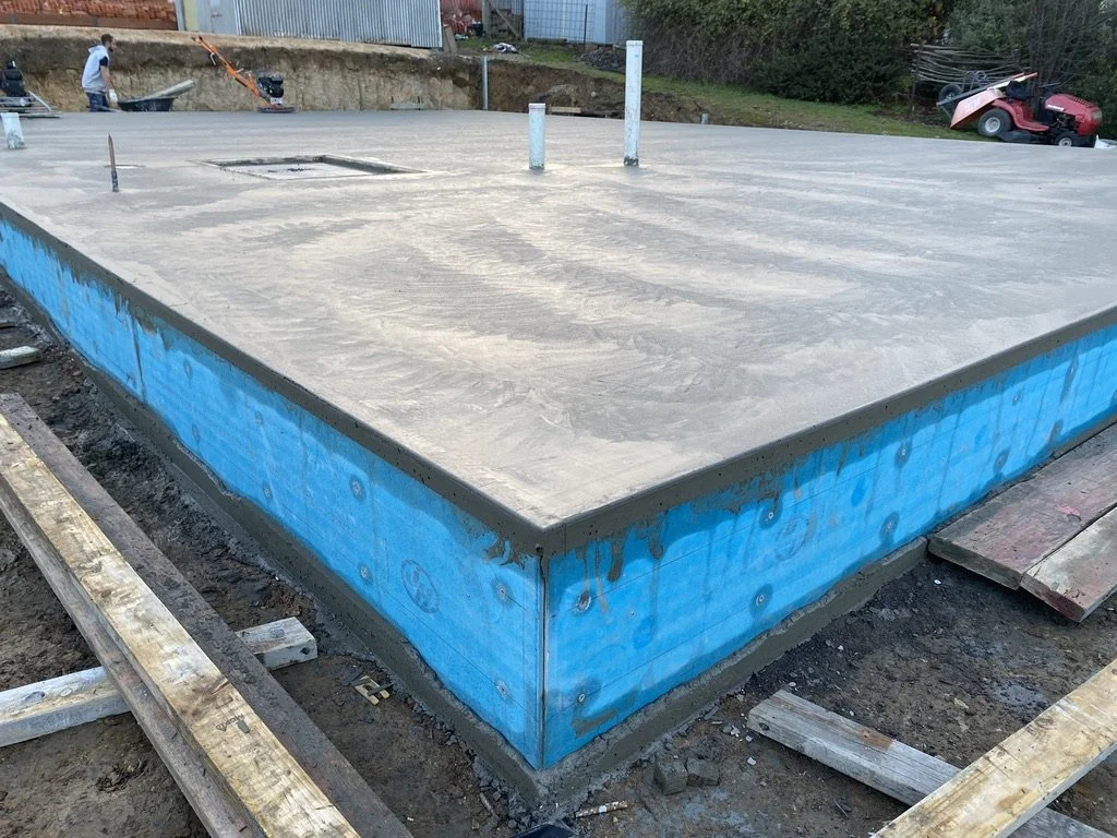 Slab edge insulation poured in-situ