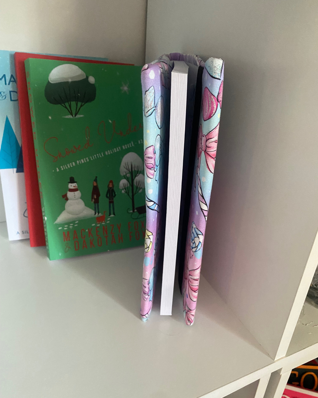 Dust jacket bows  4.png (Copy)