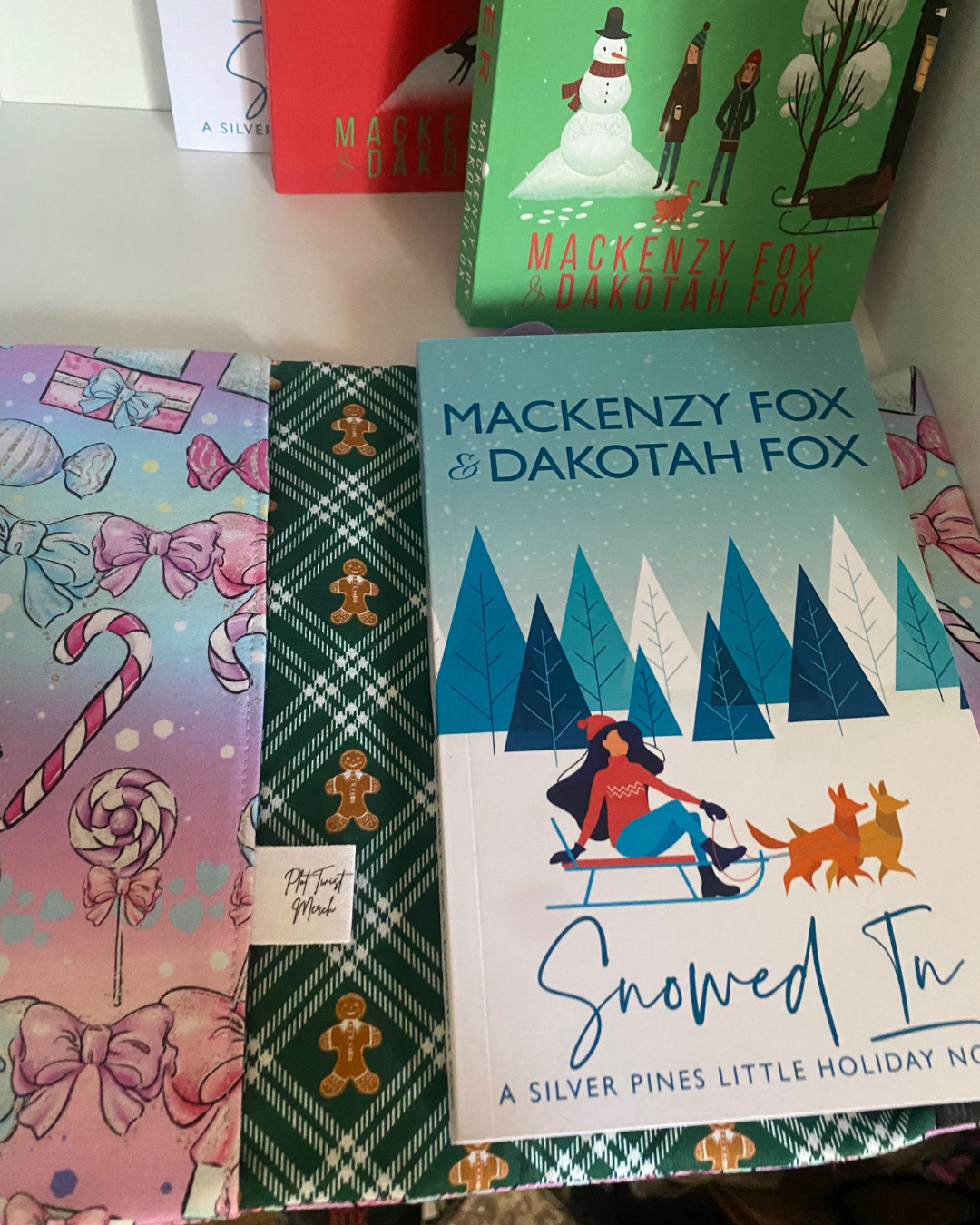 Dust jacket bows gingerbread.png