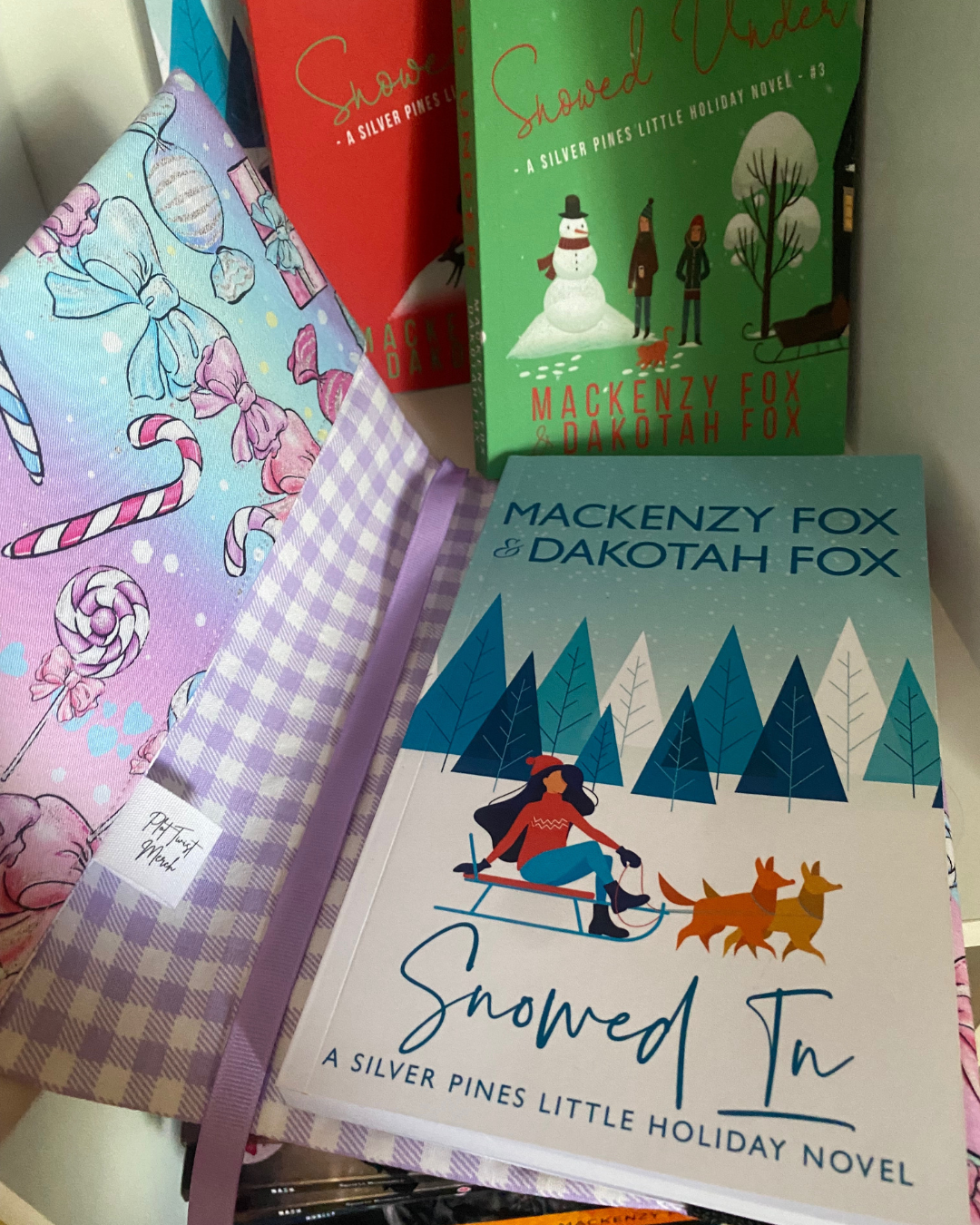 Dust jacket bows 5.png