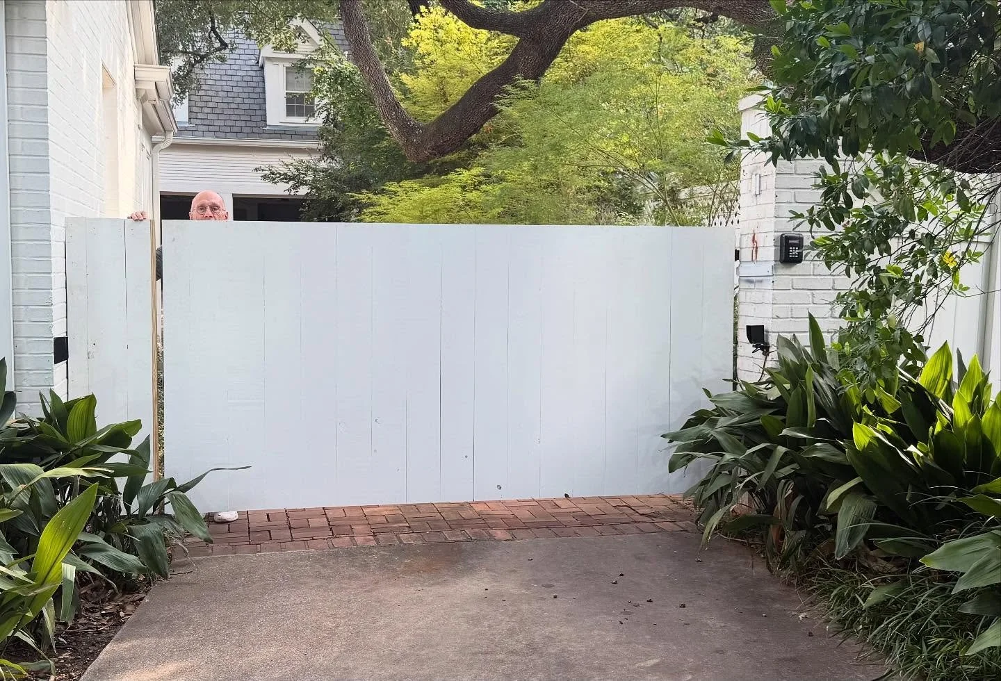 Cous Cous, the rescue dog and new companion of Sam, is now contained and very happy!  We have a perfectly operational gate system and, of course, it looks like it grew there. Call OnQ for your project. We don&rsquo;t say no to anything.