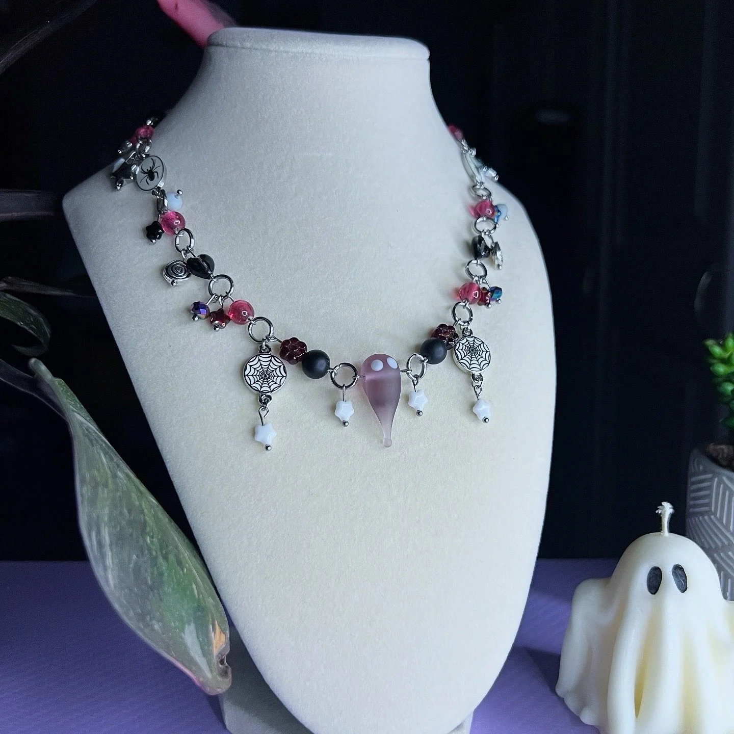 Perfect for spooky season 👻🕸️ this is definitely my favorite piece I&rsquo;ve made so far 

#handmade #art #jewelry #halloween #crafts #glassbeads #aesthetic #explore #explorepage #accessories #bracelet