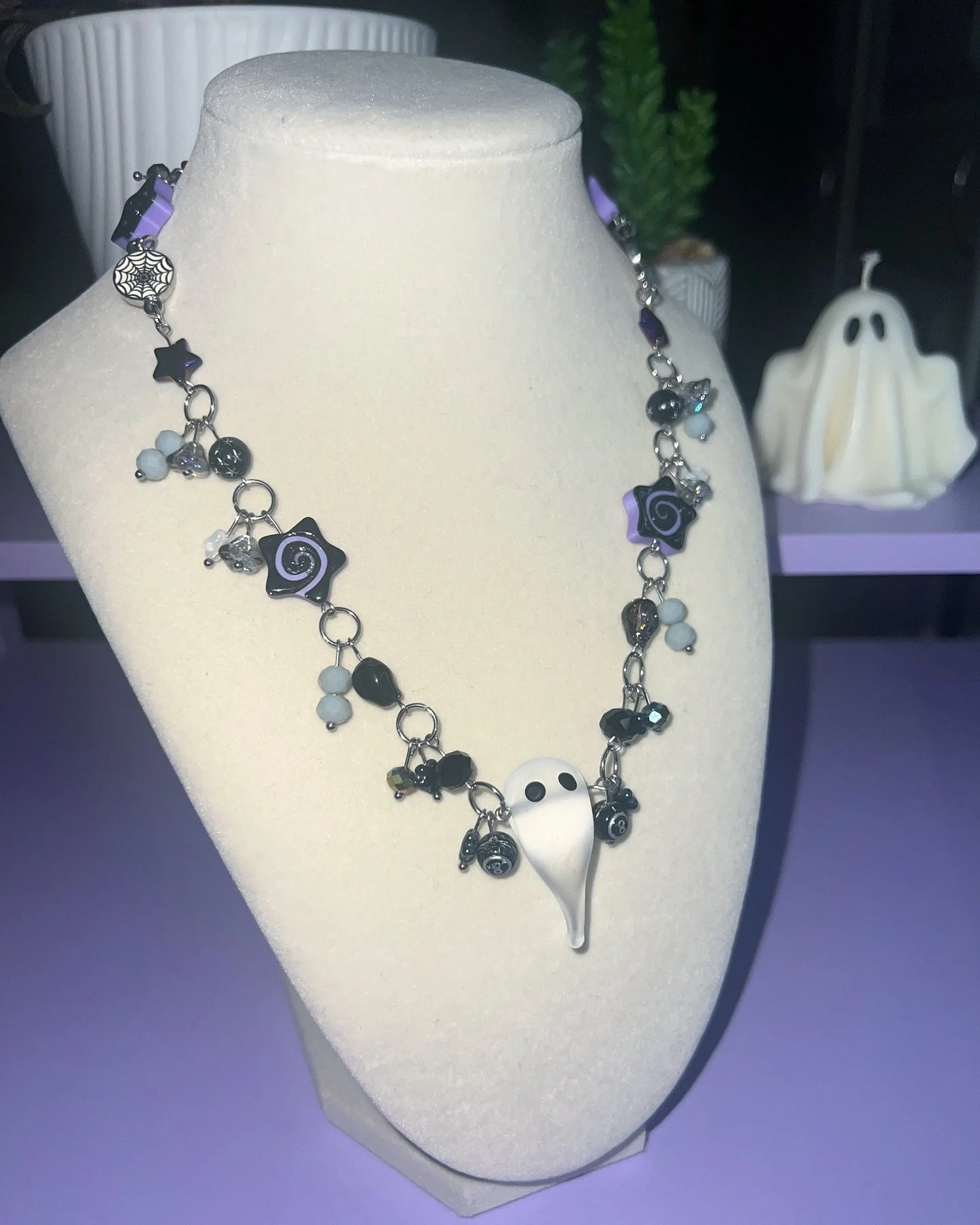 Eee how cute is this ghost bead? 👻🕸️

#handmade #necklace #jewelry #halloween #spooky #explore #glassbeads #whimsical #music #aesthetic #bracelet #accessories #crafts