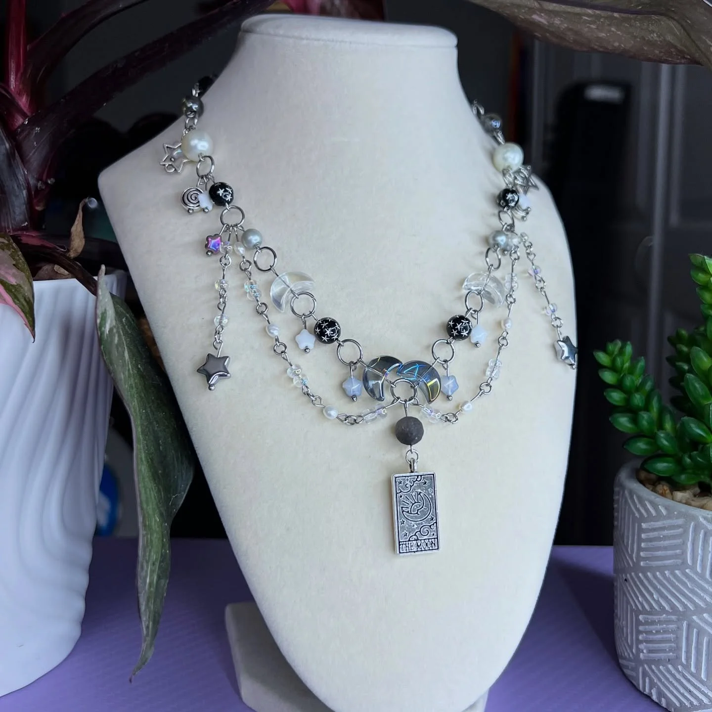 New drop 💫🌑

This one of a kind piece is ready to orbit its new home 🪐

#handmade #jewelry #necklace #space #aesthetic #art #glassbeads #crafts #nature #explore #portishead #music #cute #smallbusiness