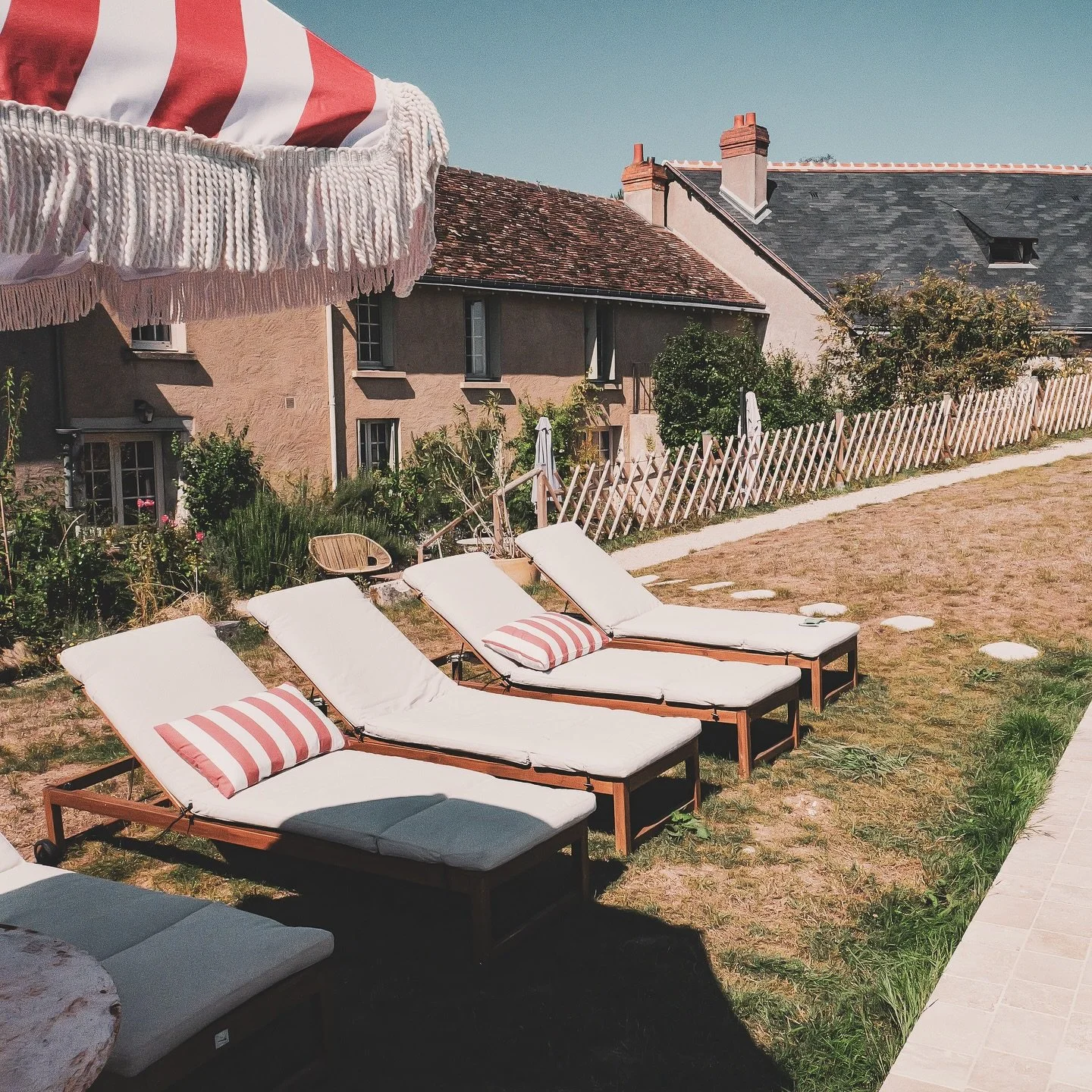 Eau à 29 °C, nuits douces, jardin en fleurs, châteaux au calme… Septembre a ses privilèges ✨