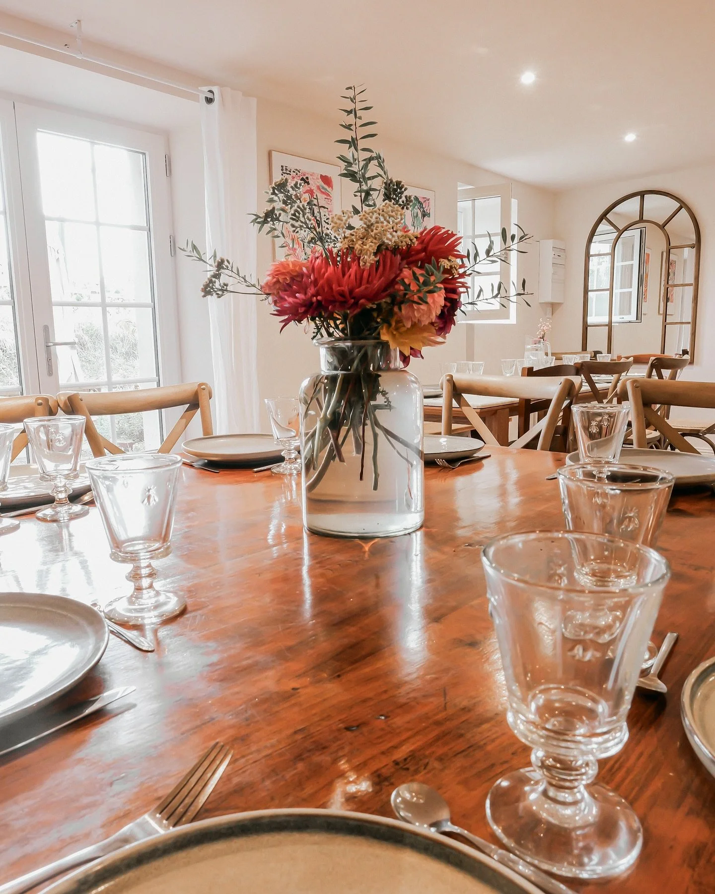 ✨ Une salle à manger modulable et conviviale ✨
Avec ses 3 grandes tables que l’on déplace selon les envies, la salle s’adapte à toutes les configurations.
👉 Des bancs s’ajoutent facilement pour accueillir les