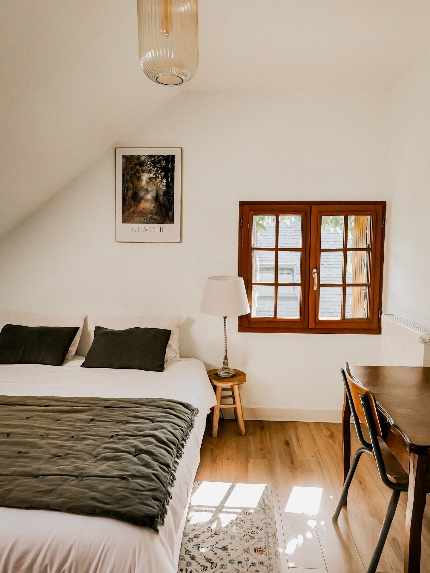 Bienvenue dans la chambre N&deg;2 de la petite maison 🏠 

Welcome to Bedroom No. 2 of the Little House

#GuestRoom #holidayrental #charmingstay #cozybedroom maisondecampagnefran&ccedil;aise
