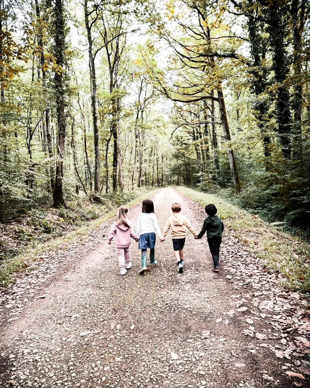 Marcher, &eacute;couter, respirer.
L'enfance au rythme de la nature. 🍃
