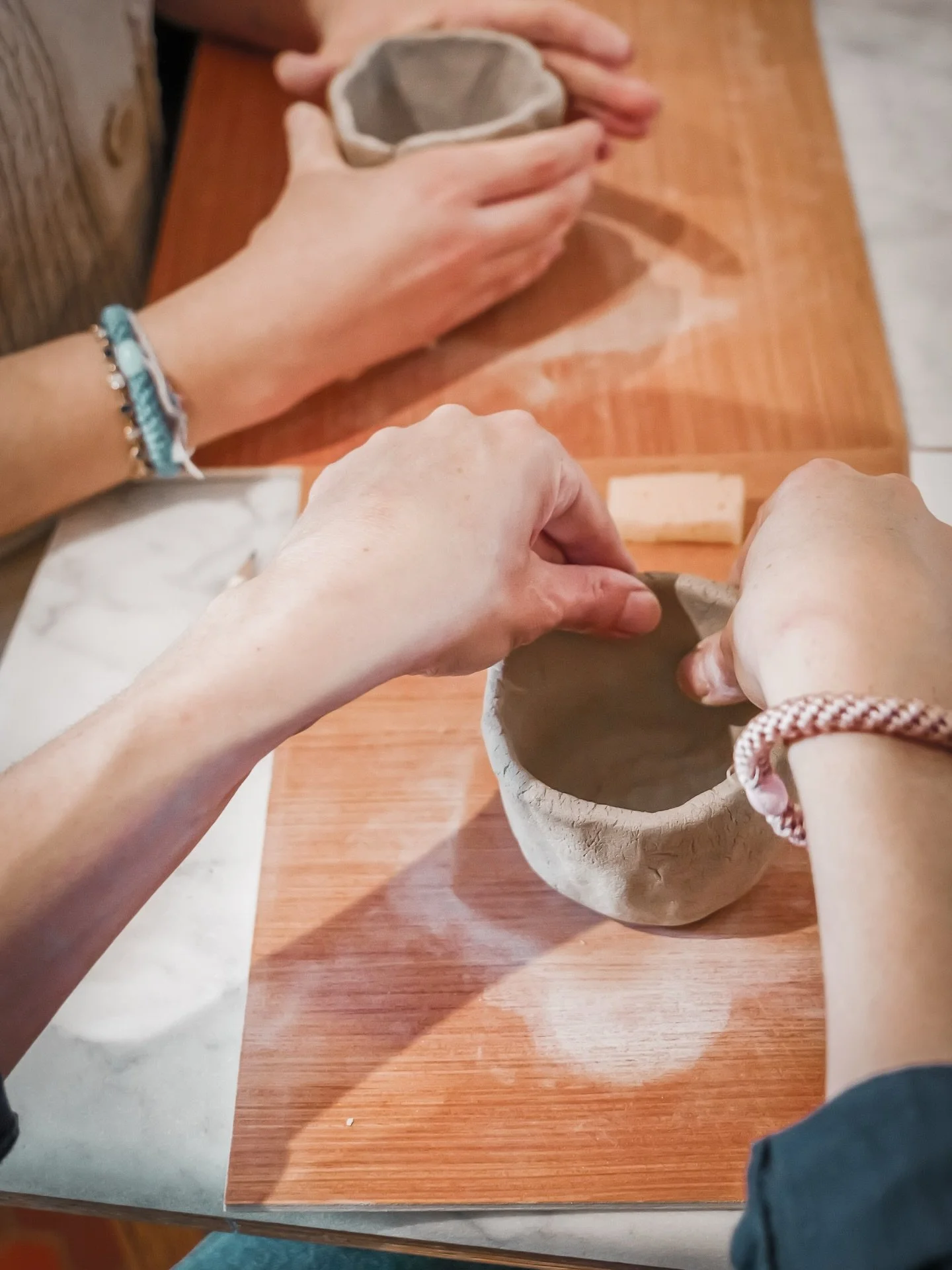 ET SI ON APPUYAIT SUR PAUSE juste un moment? 

Le but de cet atelier &eacute;tait simple : cr&eacute;er sa tasse &agrave; partir d&rsquo;une boule d&rsquo;argile, uniquement avec ses mains 👐

Un moment pour &ecirc;tre dans l&rsquo;instant pr&eacute;
