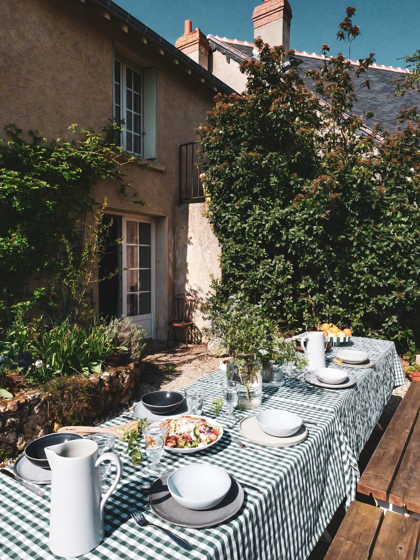 ☀️ Un d&eacute;jeuner ensoleill&eacute; &agrave; la Chambaudi&egrave;re&hellip;

Ce week-end, notre terrasse accueillait une jolie table garnie d&rsquo;une salade de quinoa fra&icirc;che et color&eacute;e 🥗✨ Le parfum des fleurs du jardin, le chant 