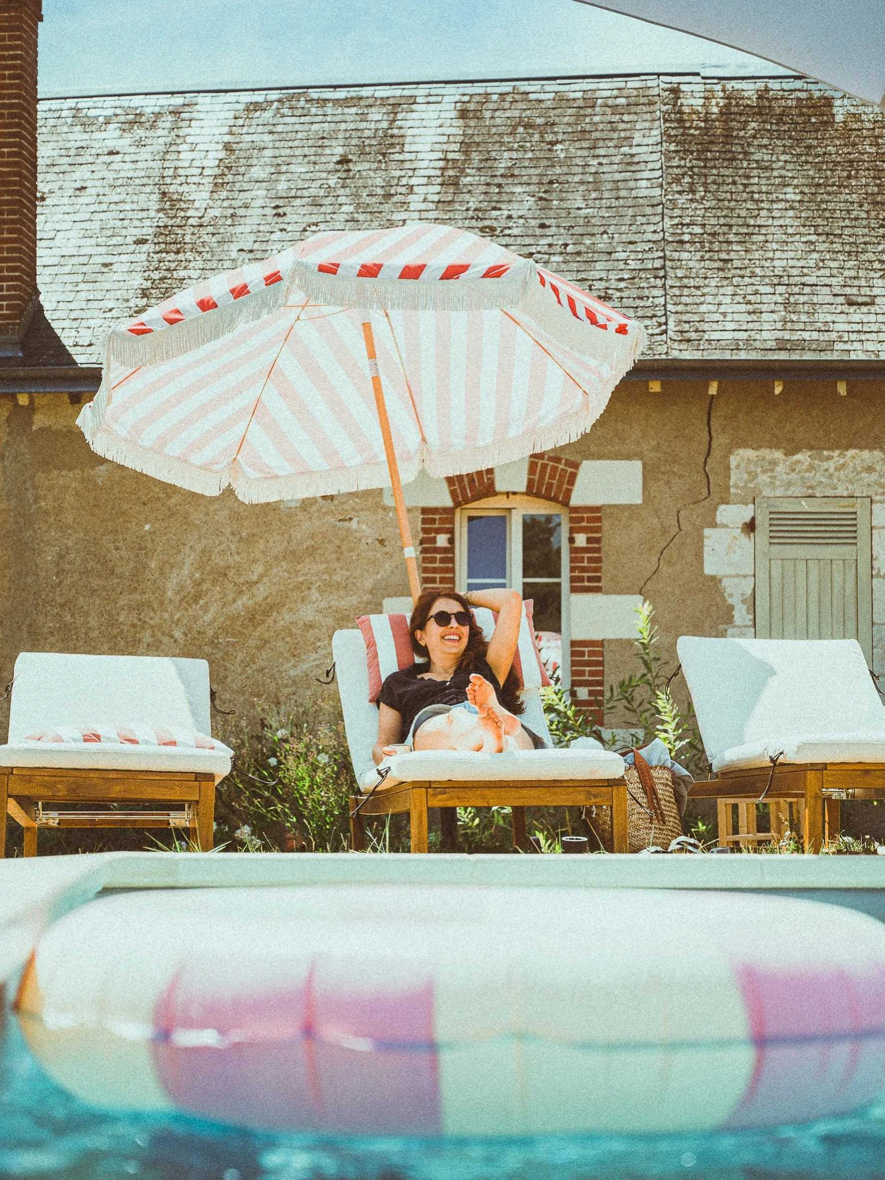 Il para&icirc;t qu&rsquo;il faut parfois tester les lieux &agrave; la place de nos h&ocirc;tes&hellip; 

Je confirme : on est plut&ocirc;t bien ici.

Bel &eacute;t&eacute; &agrave; la Chambaudi&egrave;re

📸: @lenumero25.photo