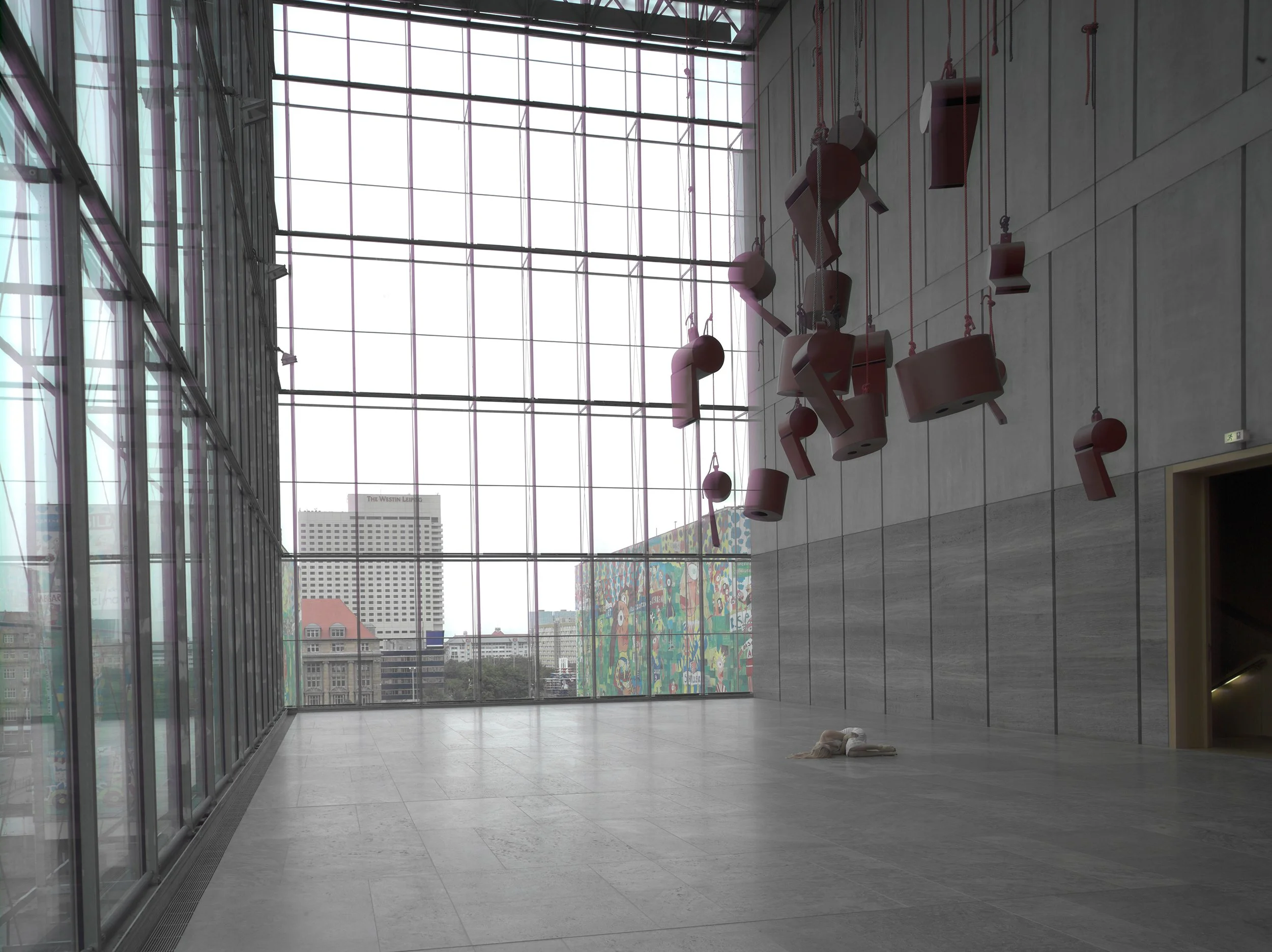 „Museum der bildenden Künste Leipzig: Bogomir Ecker“, Trillerpfeifen und
Ghettoblaster“, 2009