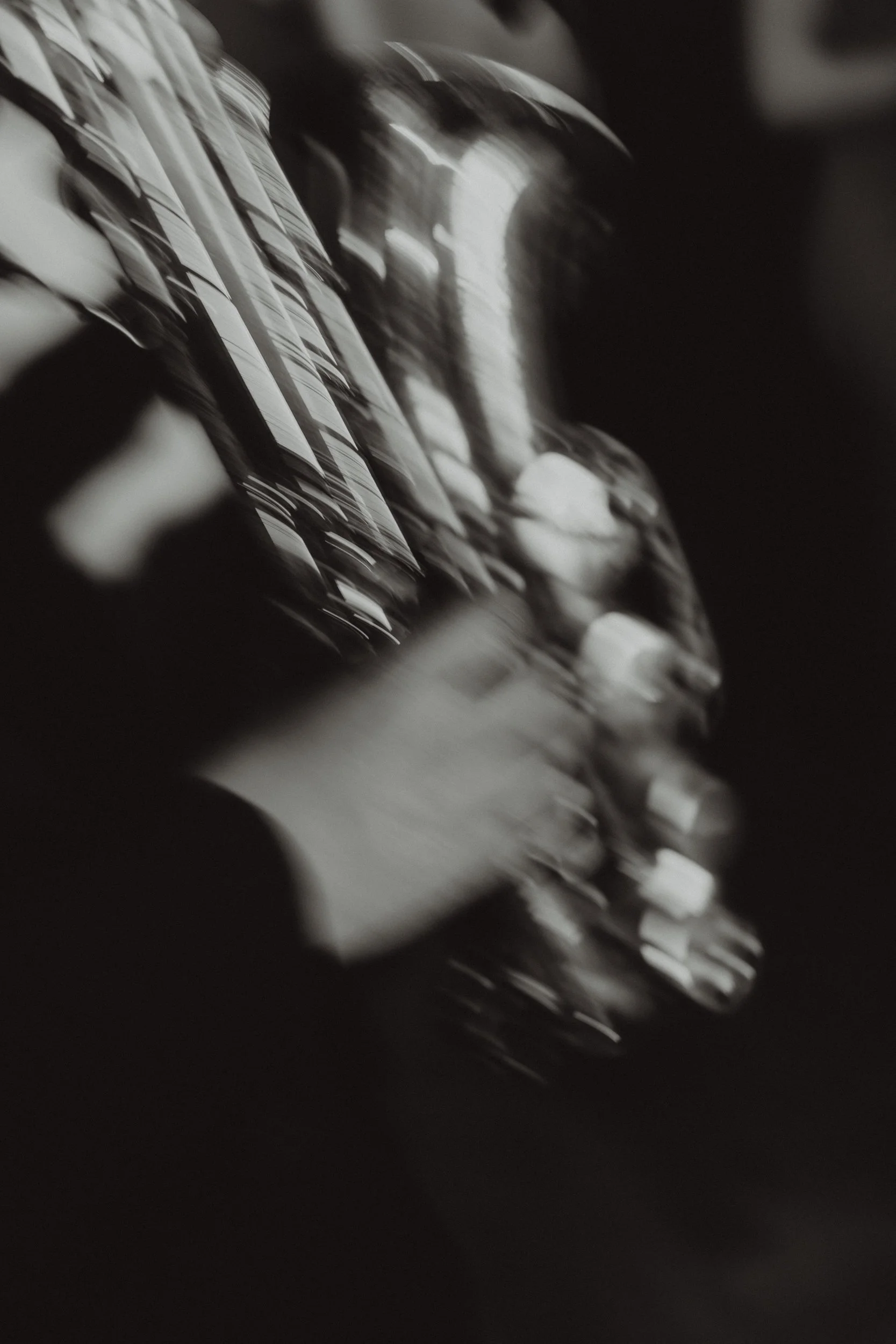 Immagine di tasti di una tastiera usata, con un effetto di movimento sfocato.