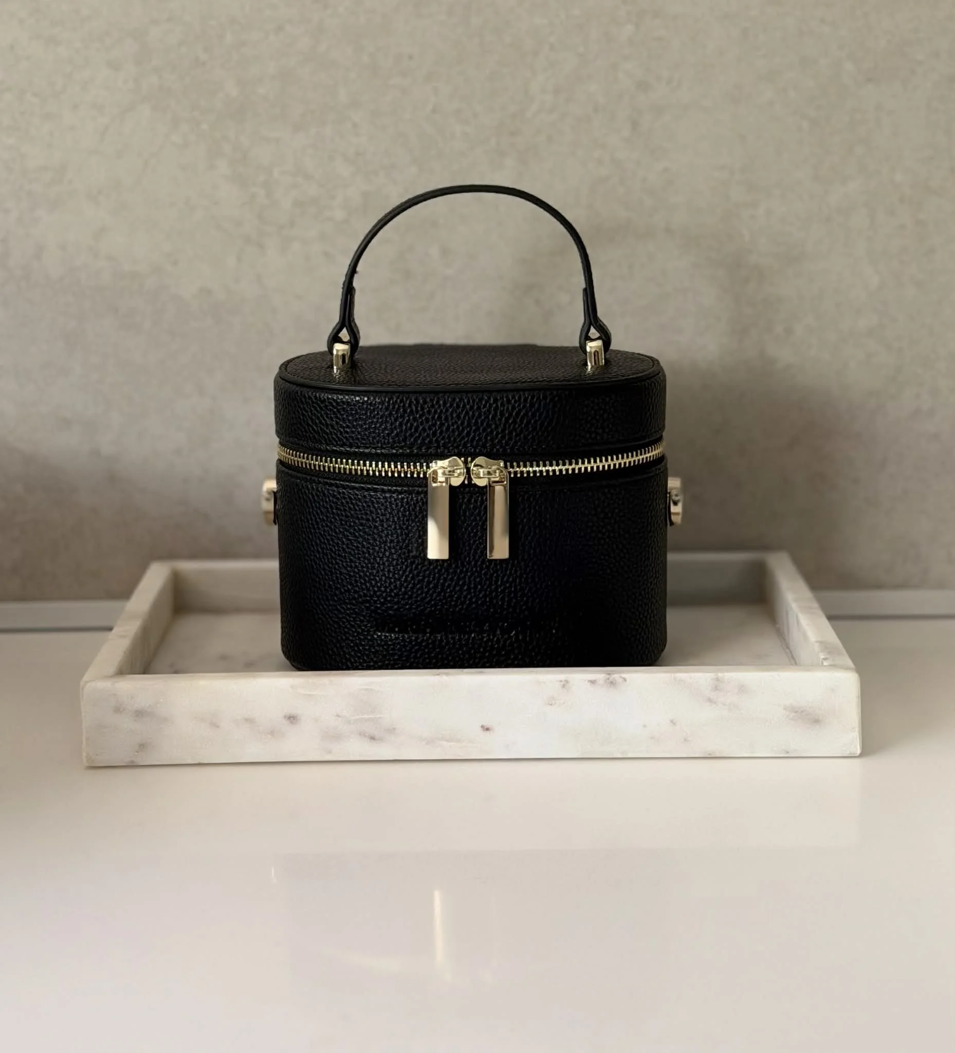 Mariánne Oval Vanity Case