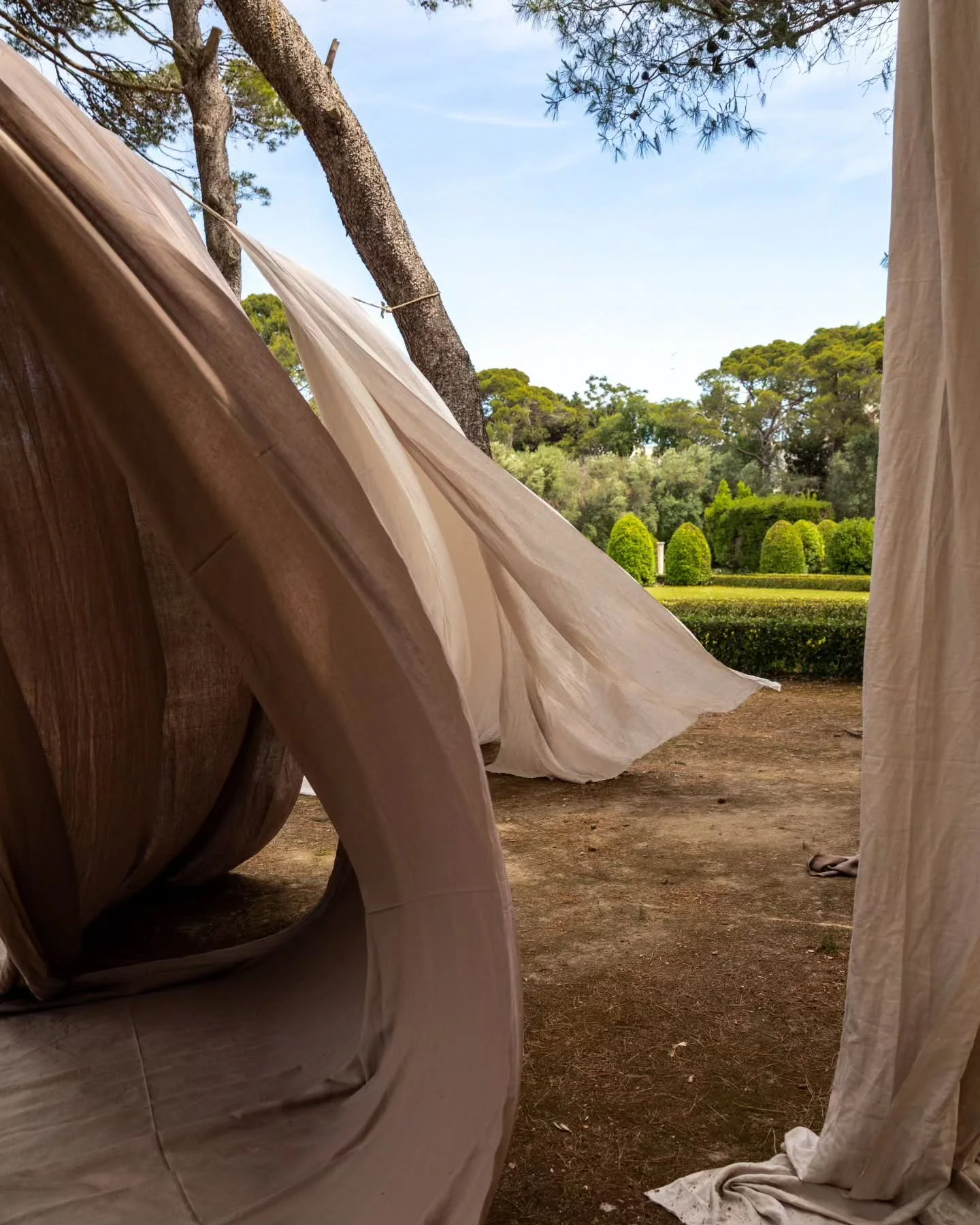 A beautiful memory of an unforgettable breakfast at the stunning Villa Reale in Lecce, our linen scenography and tablecloth for @morosetakitchen @masseriamoroseta @giorgiaeugeniagoggi. 

The wind was the poet of this magical moment.

Trough the lens 
