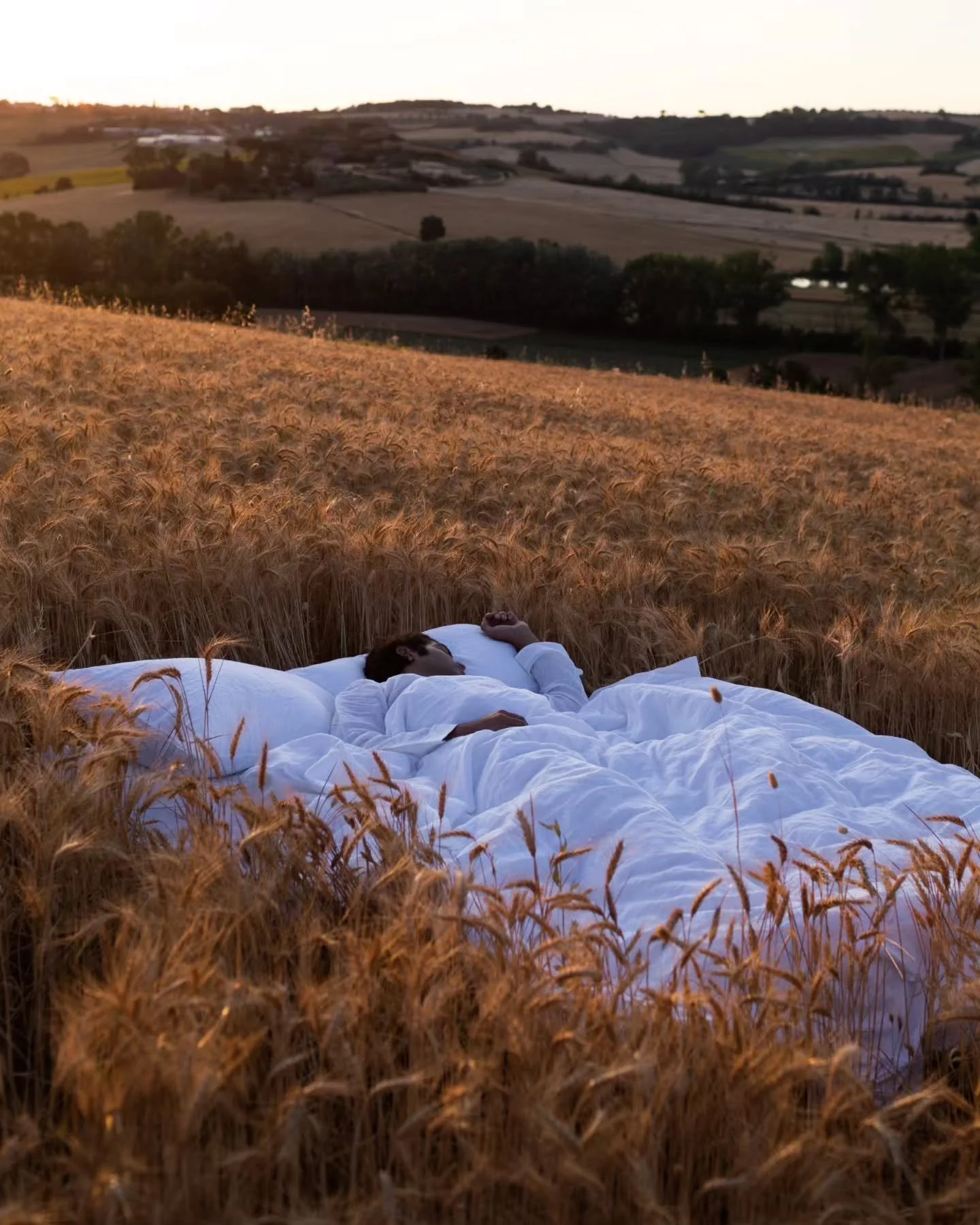 Waking up at dawn with the first rays of the sun in a golden wheat field, wrapped in the soft Arno linen, with the contagious silence of a moment that seems to be out of time, in the splendid natural setting of Villa Cozzano.

Ph: @letiziacigliutti
L