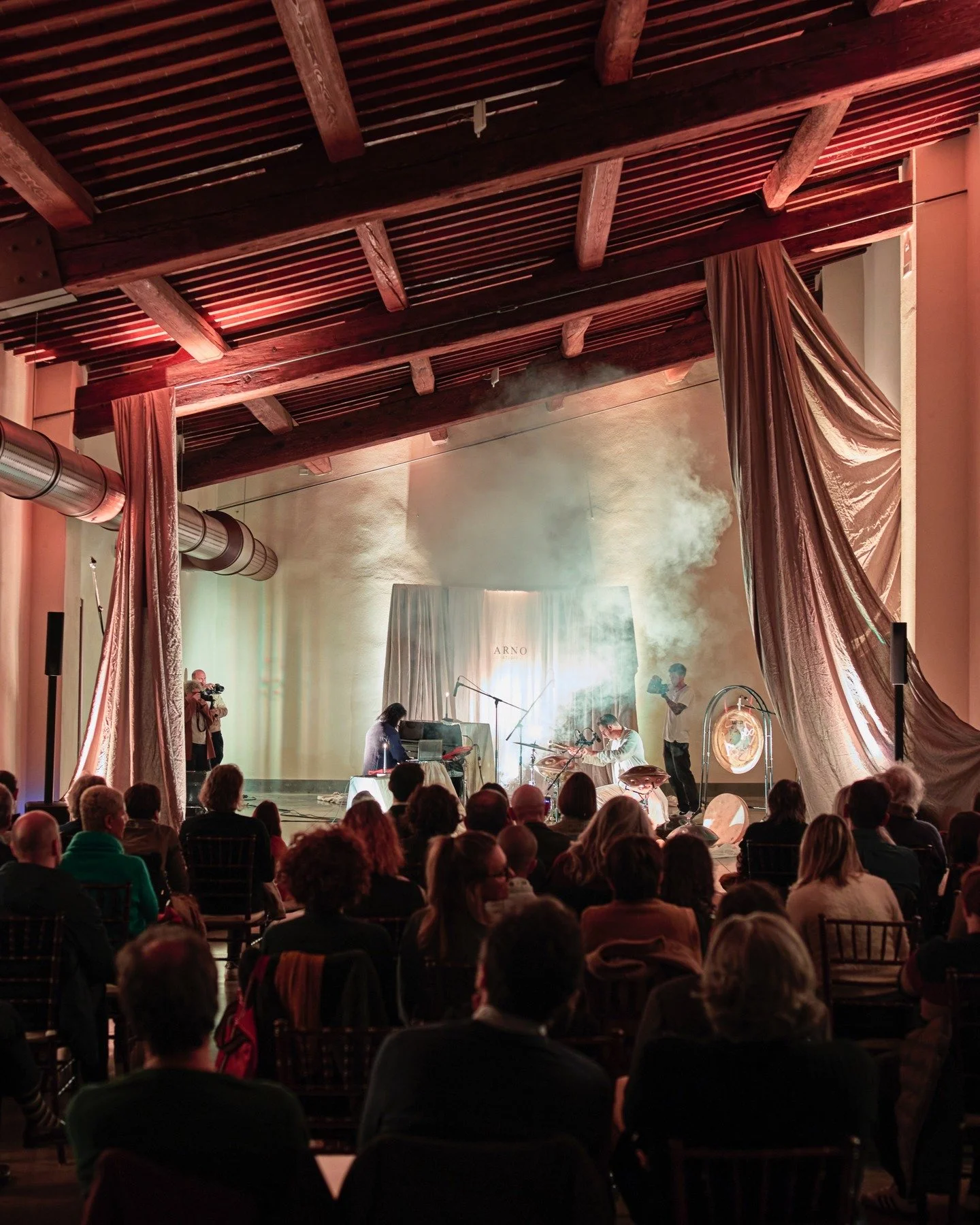 There is something extraordinary that can emerge through synergy.
At Villa Medicea di Lilliano, we curated an atmosphere of listening, presence, and harmony, under the artistic direction of Romano Oliveri, for the launch of Handpiano, the new project