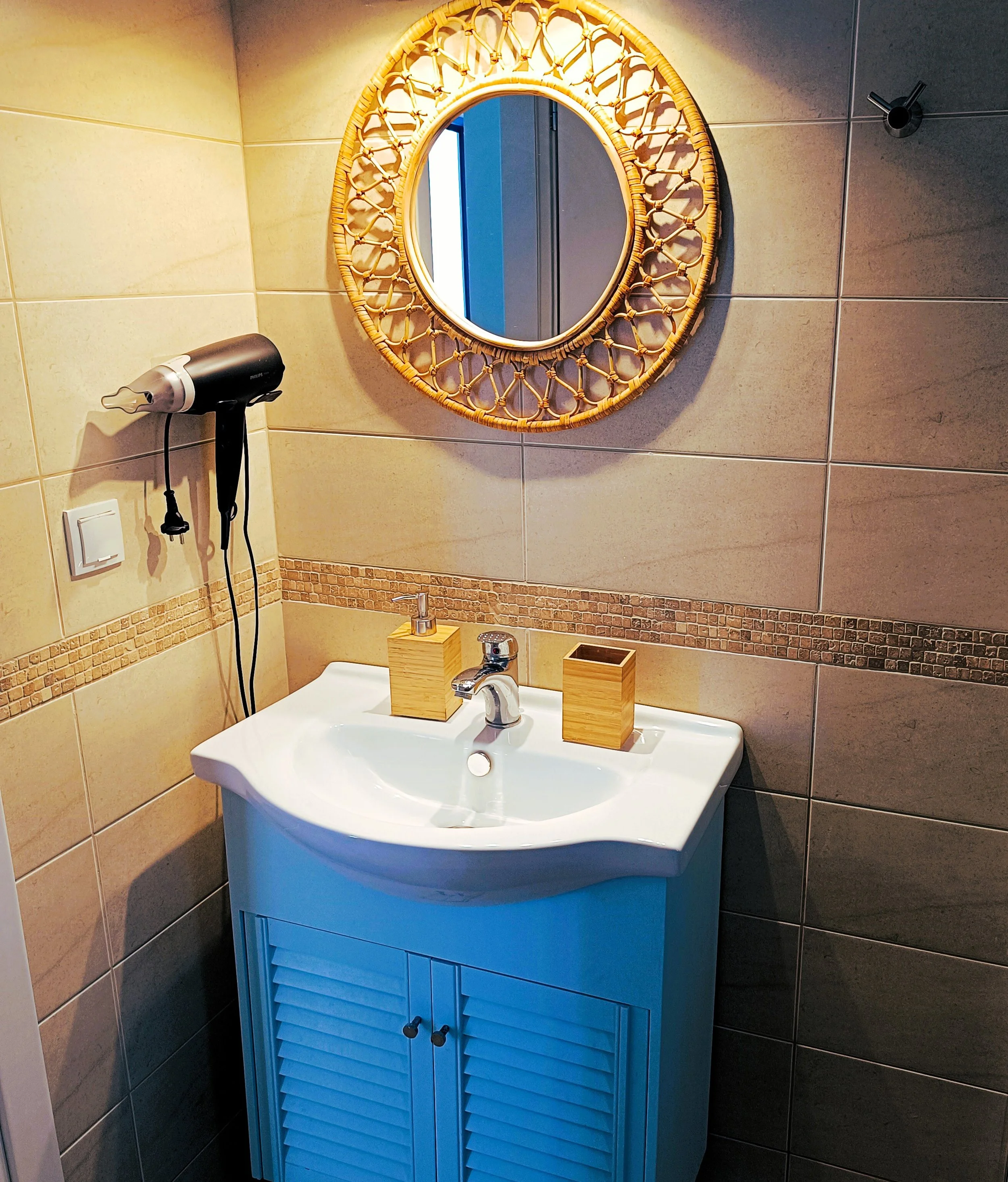Schinos Mirror-bath.jpg