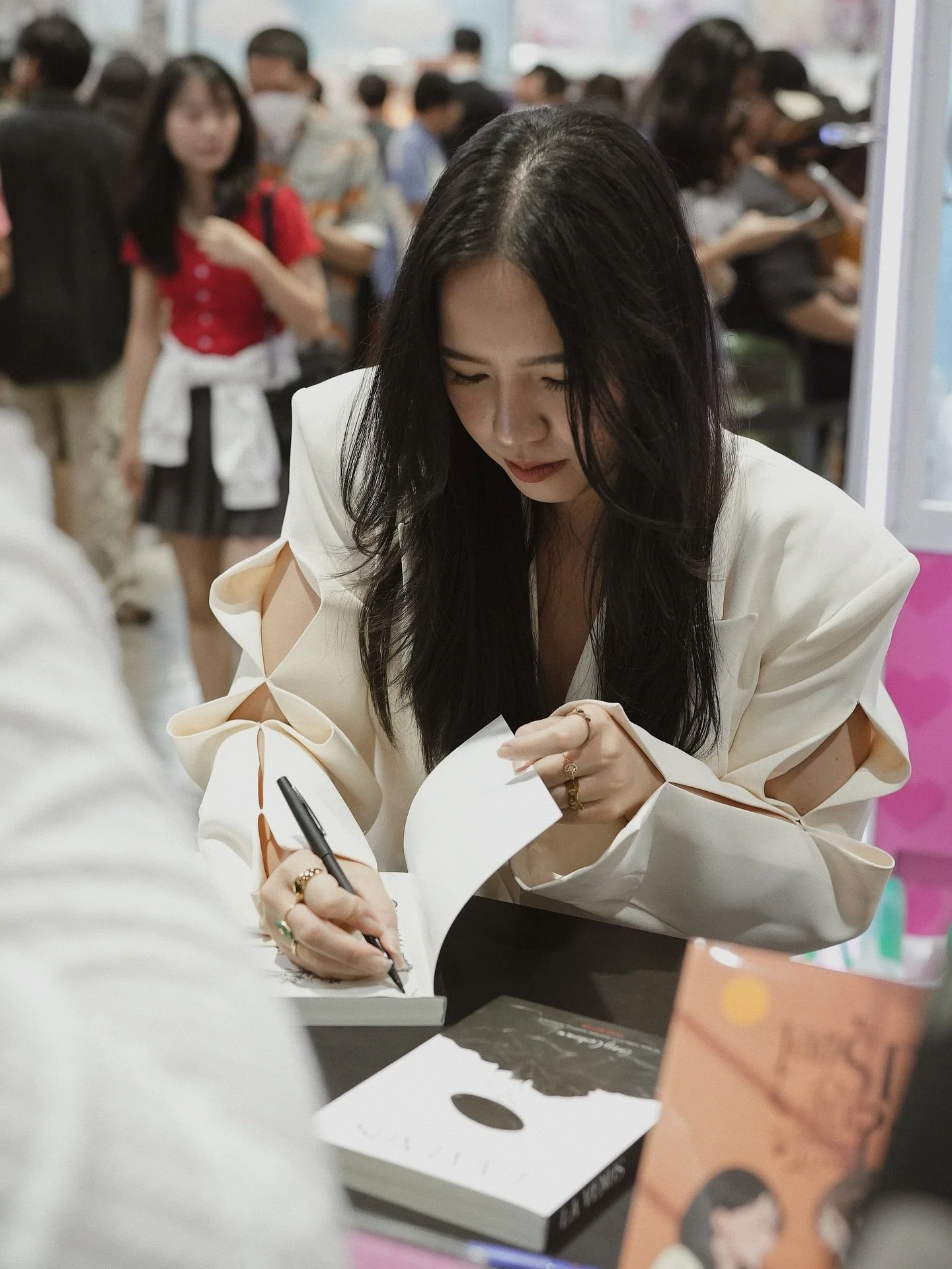 เป็นครั้งที่ 3 ที่ได้มานั่งโต๊ะแจกลายเซ็นในฐานะนักเขียน พอมองย้อนกลับไปในวันวานที่ตัวฉันตั้งตารอคอยมางานในฐานะนักอ่านตัวน้อย และหวังลึกๆ ที่จะได้เจอนักเขียนคนโปรด ใครจะไปคาดคิดว่าวันนี้เราจะกลายเป็นบุคคลนั้นสำหรับใครหลายๆ คน 

ขอบคุณ คนสำคัญในชีวิตทุ