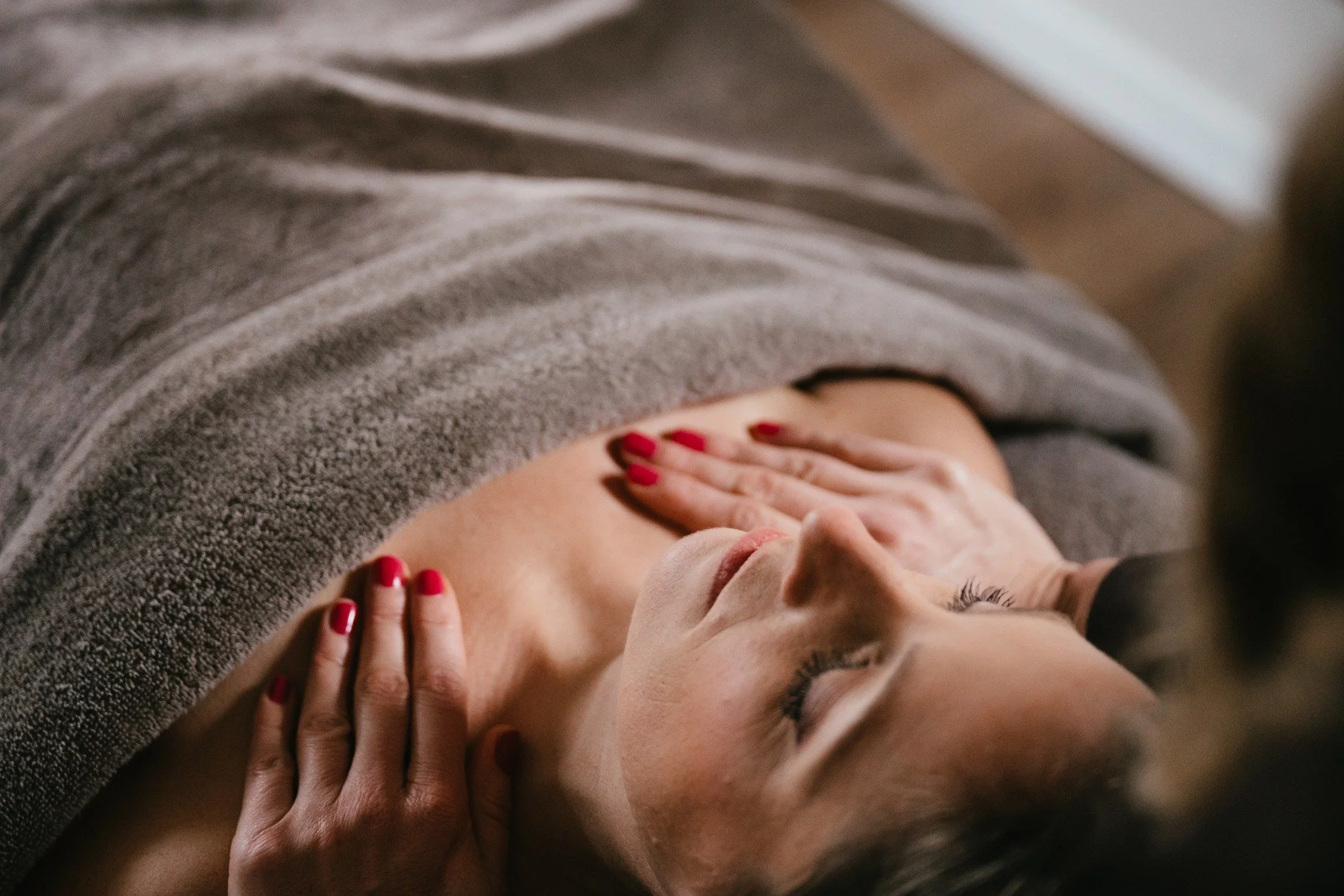 ✨ NIEUW BIJ HOUSE OF MILK &amp; CLAY ✨
Bindweefselmassage &ndash; voel het verschil, zie het resultaat

Soms heeft je huid n&eacute;t wat meer nodig.
Meer doorbloeding. Meer stevigheid. Meer aandacht.

De bindweefselmassage is een intensieve, maar li