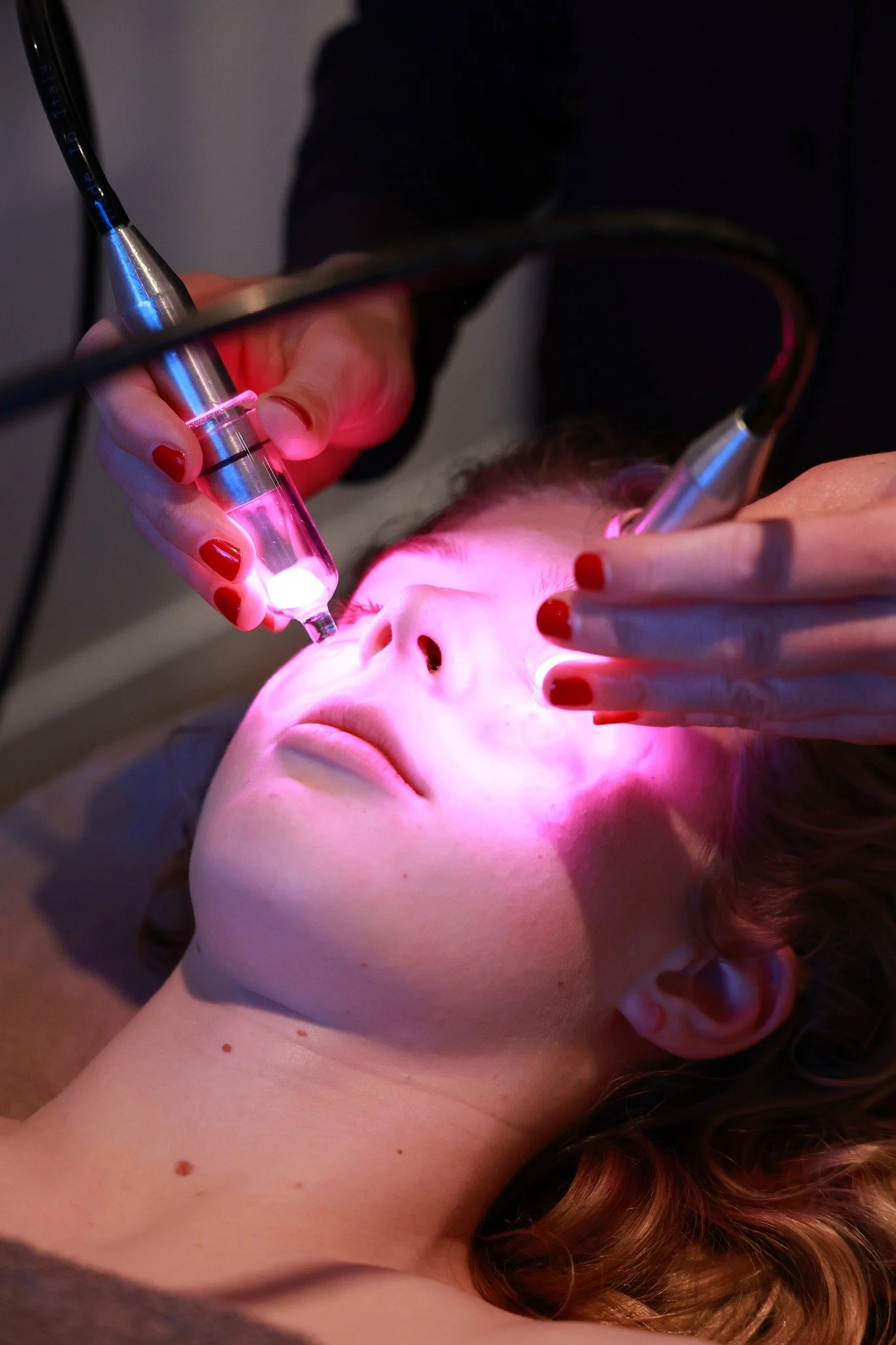 Dispergeren &ndash; Een heerlijk ontspannend onderdeel van de behandeling &mdash; vaak het moment waarop je &eacute;cht even diep wegzakt.

Tijdens de behandelingen werk ik met een speciale techniek: Dispergeren.
Een zachte vibratie die de huid helpt