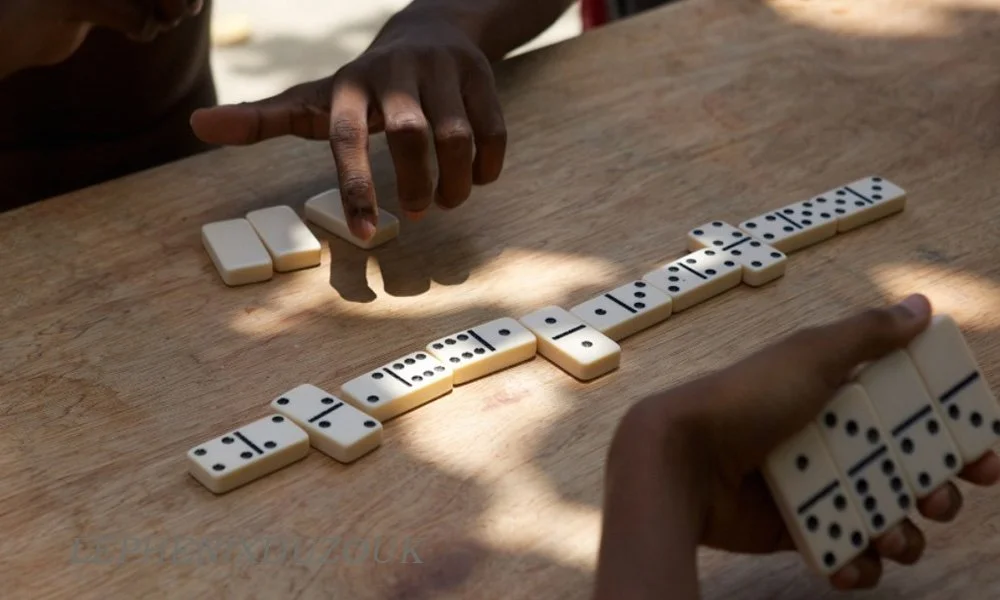 des-joueurs-de-dominos