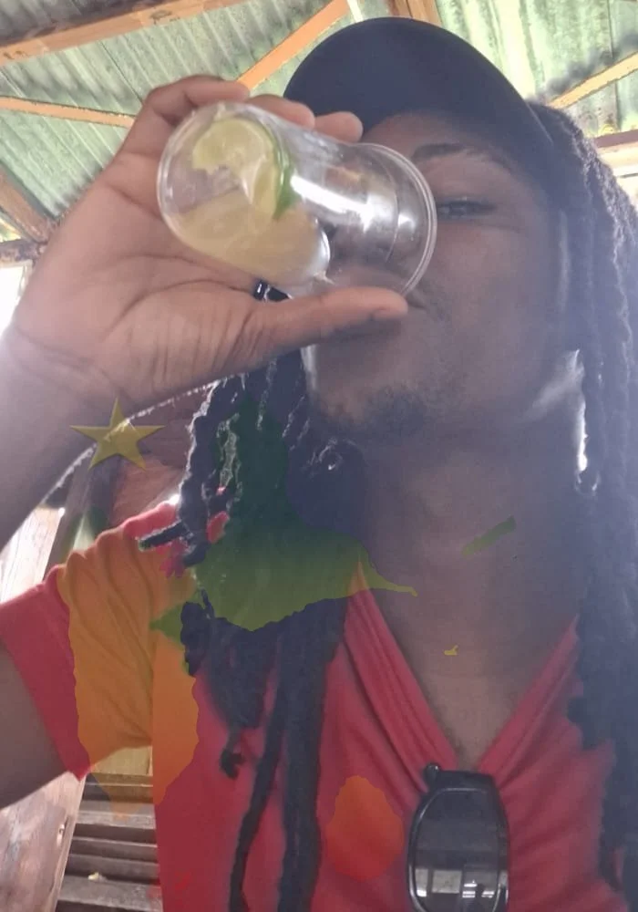 Un carnavalier qui prend un p'tit punch