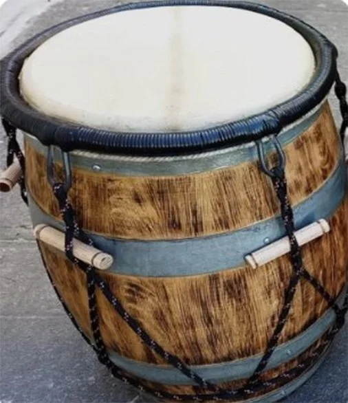 l'instrument de musique pour jouer au Gwo-ka qui se nomme le KA.
