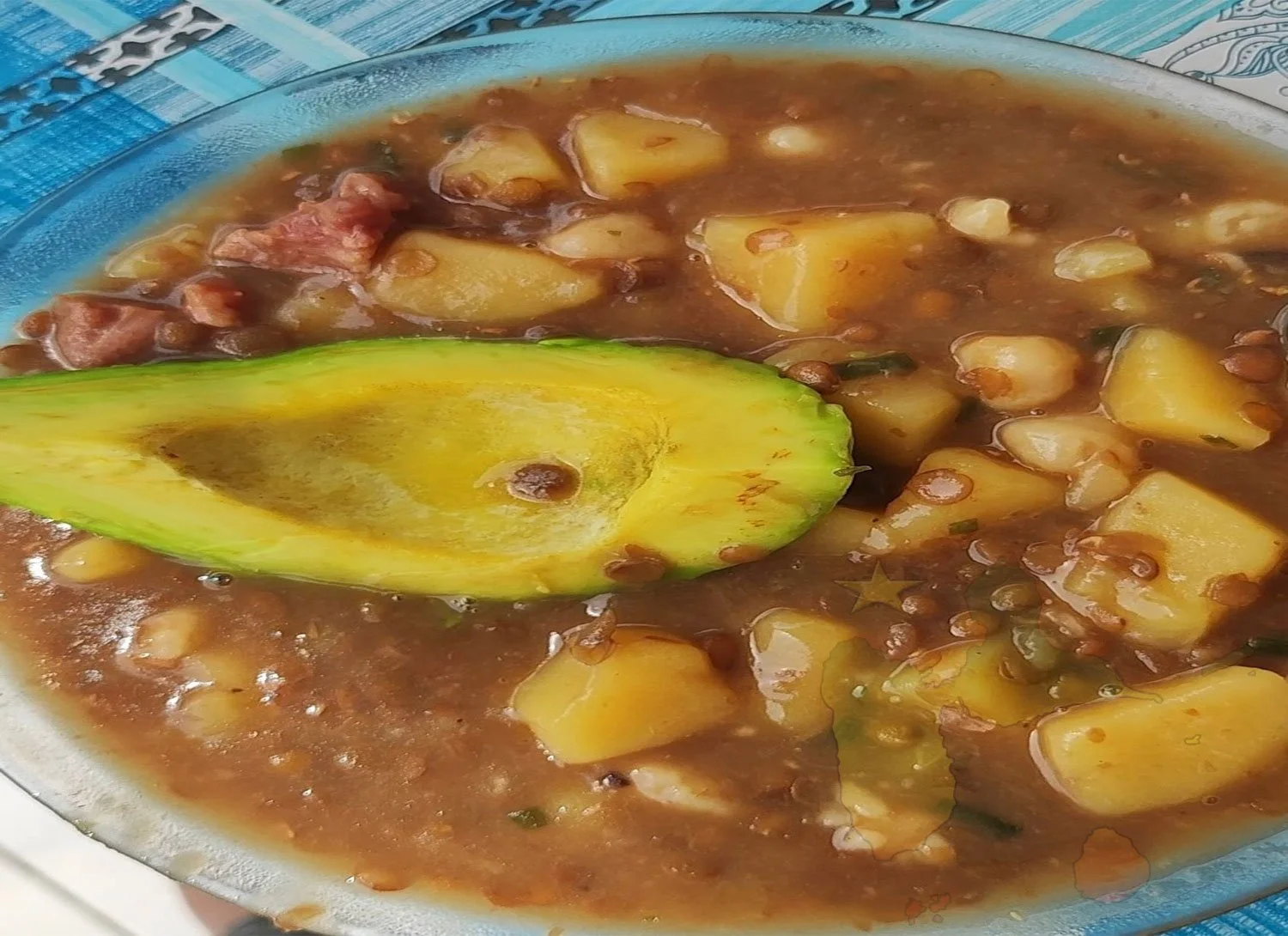 un plat local de guadeloupe fruit à pain aux lentilles avec des couennes de cochon et un avocat