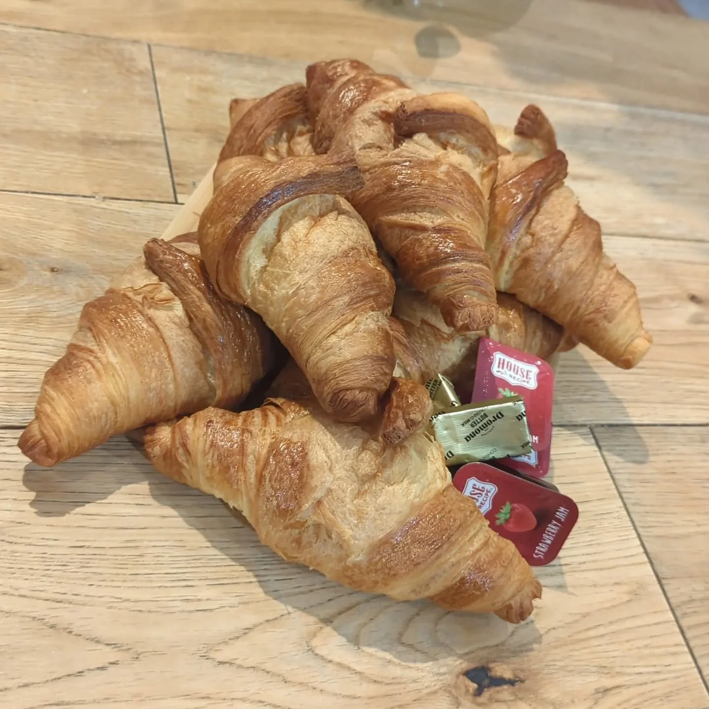 ✨ Freshly Baked Croissants ✨

Flaky, buttery, and baked to golden perfection &ndash; our croissants are the ultimate treat to start your day right. 🥐 

Perfect on their own, with jam &amp; butter or alongside your morning coffee. ☕✨

Because nothing