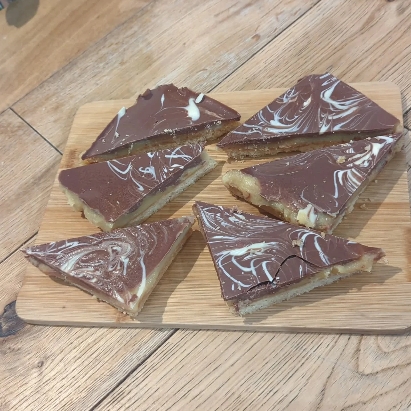 🔺

🍫 Caramel Triangles 🍫

Layers of crunchy biscuit, smooth caramel, and a rich chocolate topping &ndash; cut into perfect little triangles of joy! 💚

The ultimate sweet treat to enjoy with a cuppa&hellip; who could resist? ☕🍫✨