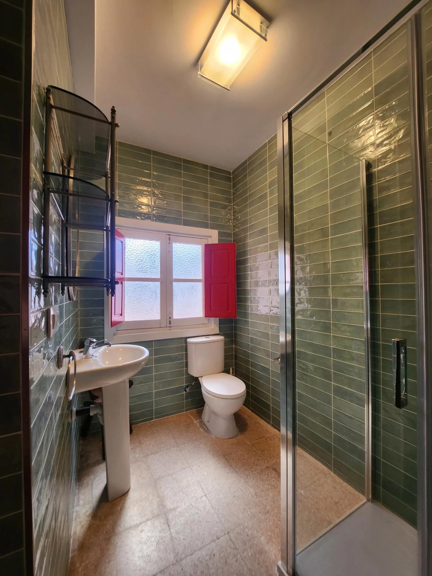 BAÑO VERDE PEQUEÑO PLANTA BAJA.jpg