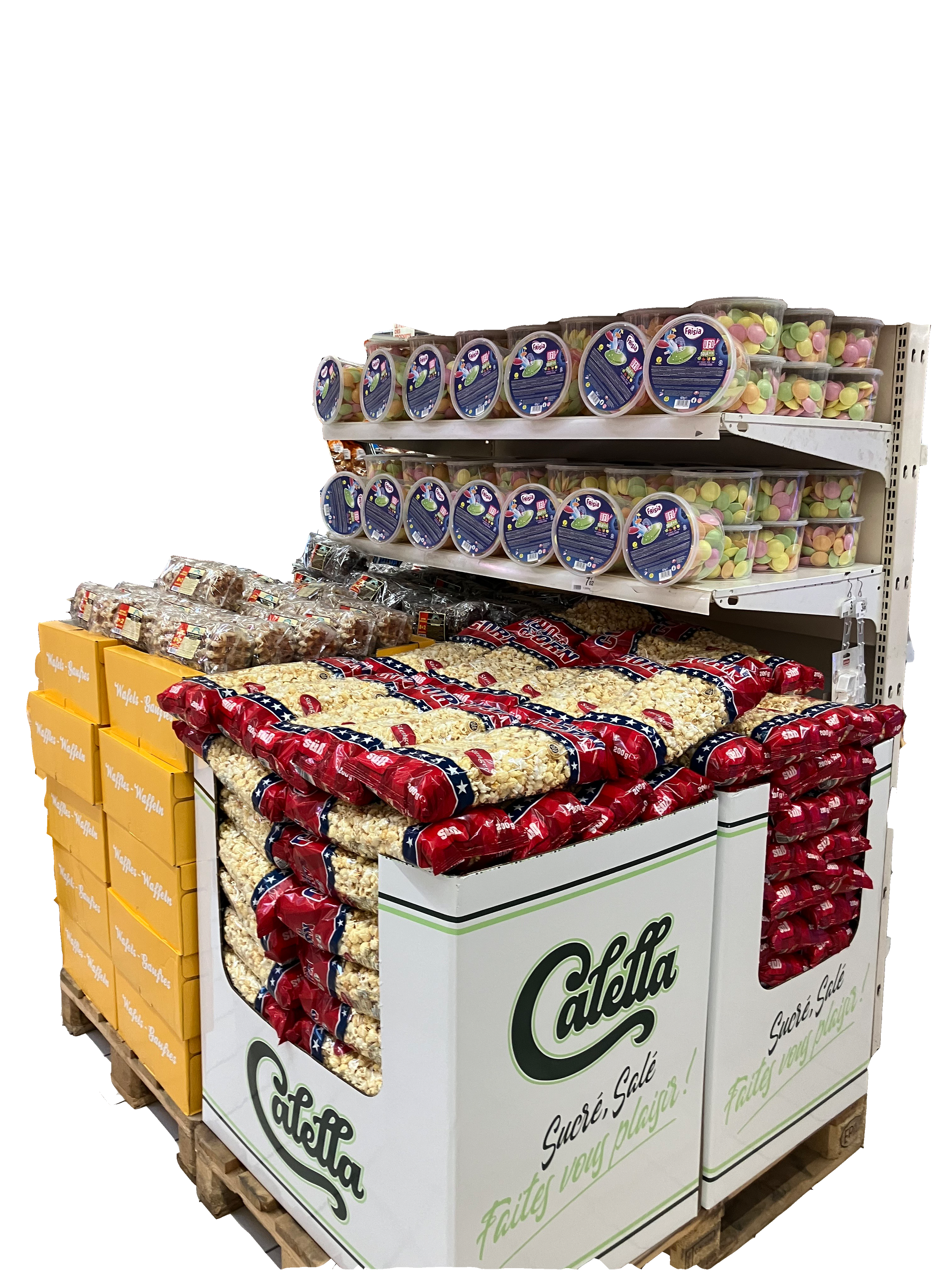 Présentation de bonbons et snacks en vente dans un supermarché, comprenant des bonbons en gélules, du popcorn, et des barres de popcorn, dans un stand avec l'inscription 'Calella'.