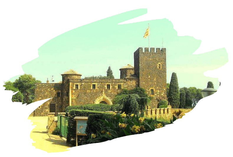 Un château médiéval en pierre avec une tour, entouré de végétation verte, un drapeau flotte au sommet de la tour.