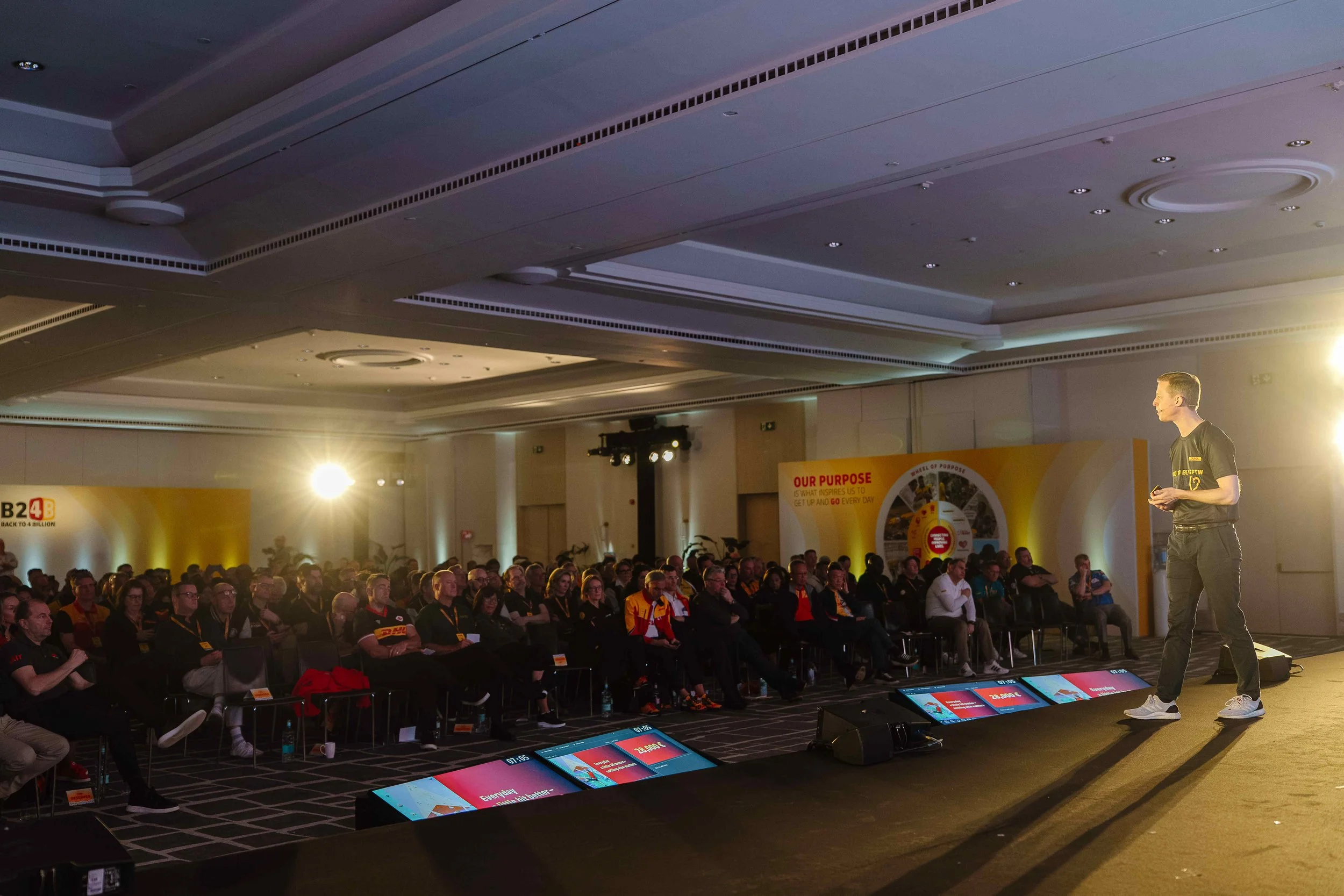 conference-photography-barcelona-large-audience-stage-event-andrzej.jpg