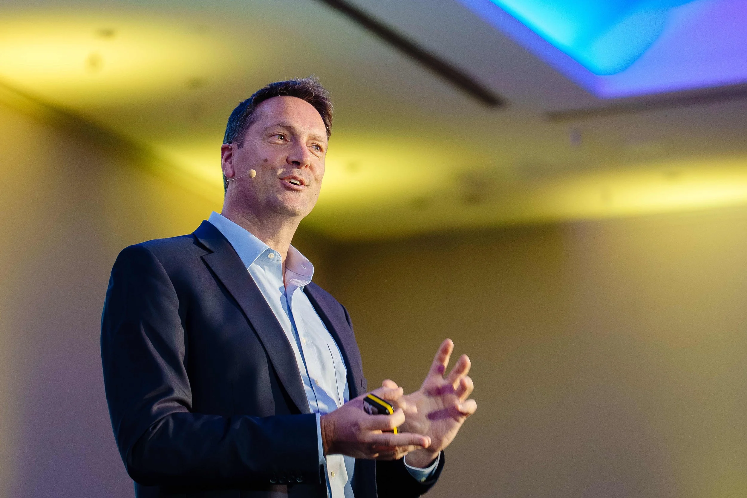 conference-photography-barcelona-speaker-presentation-stage-andrzej.jpg