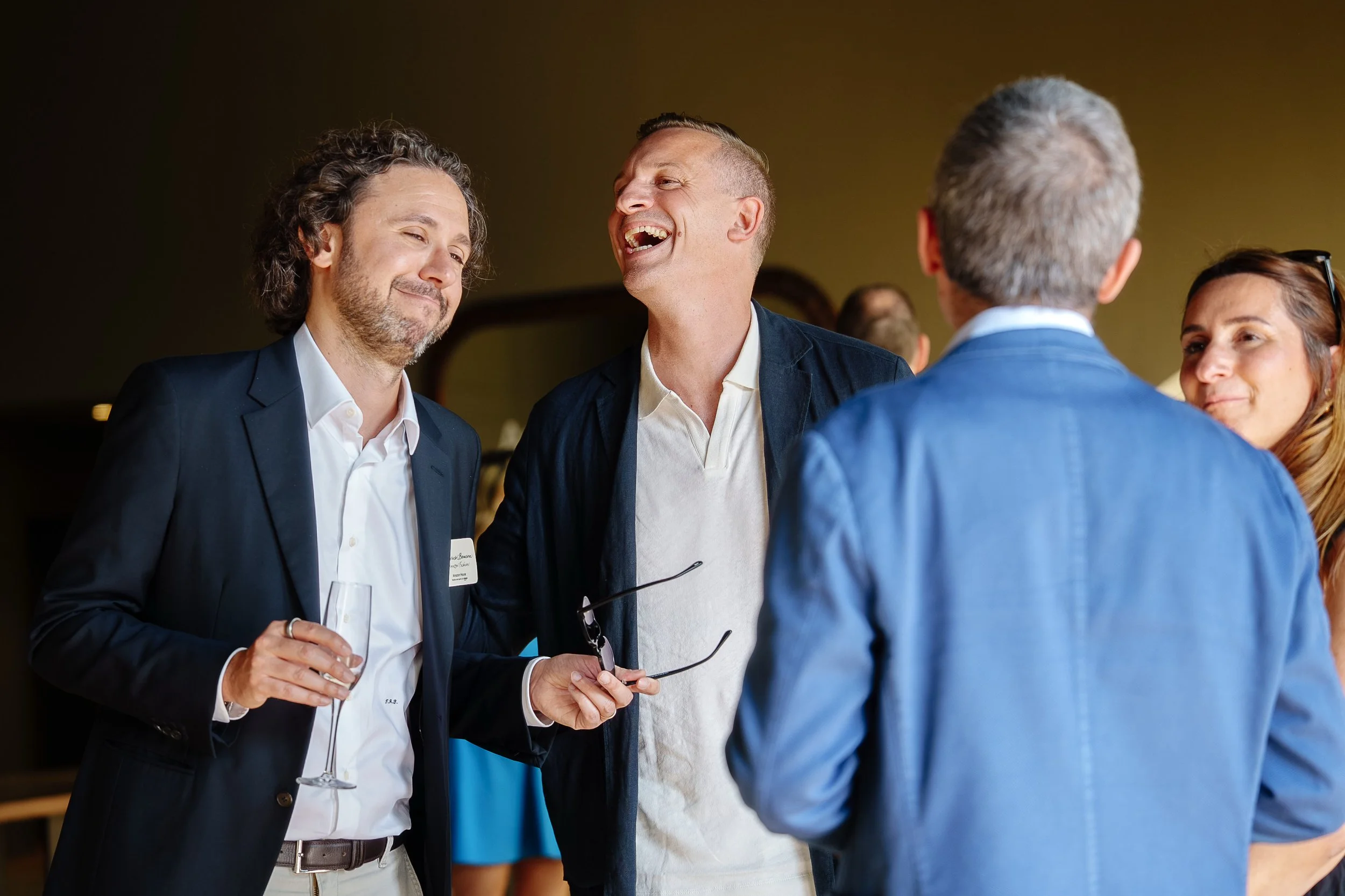 corporate-event-photography-barcelona-networking-conversation-guests-andrzej.jpg