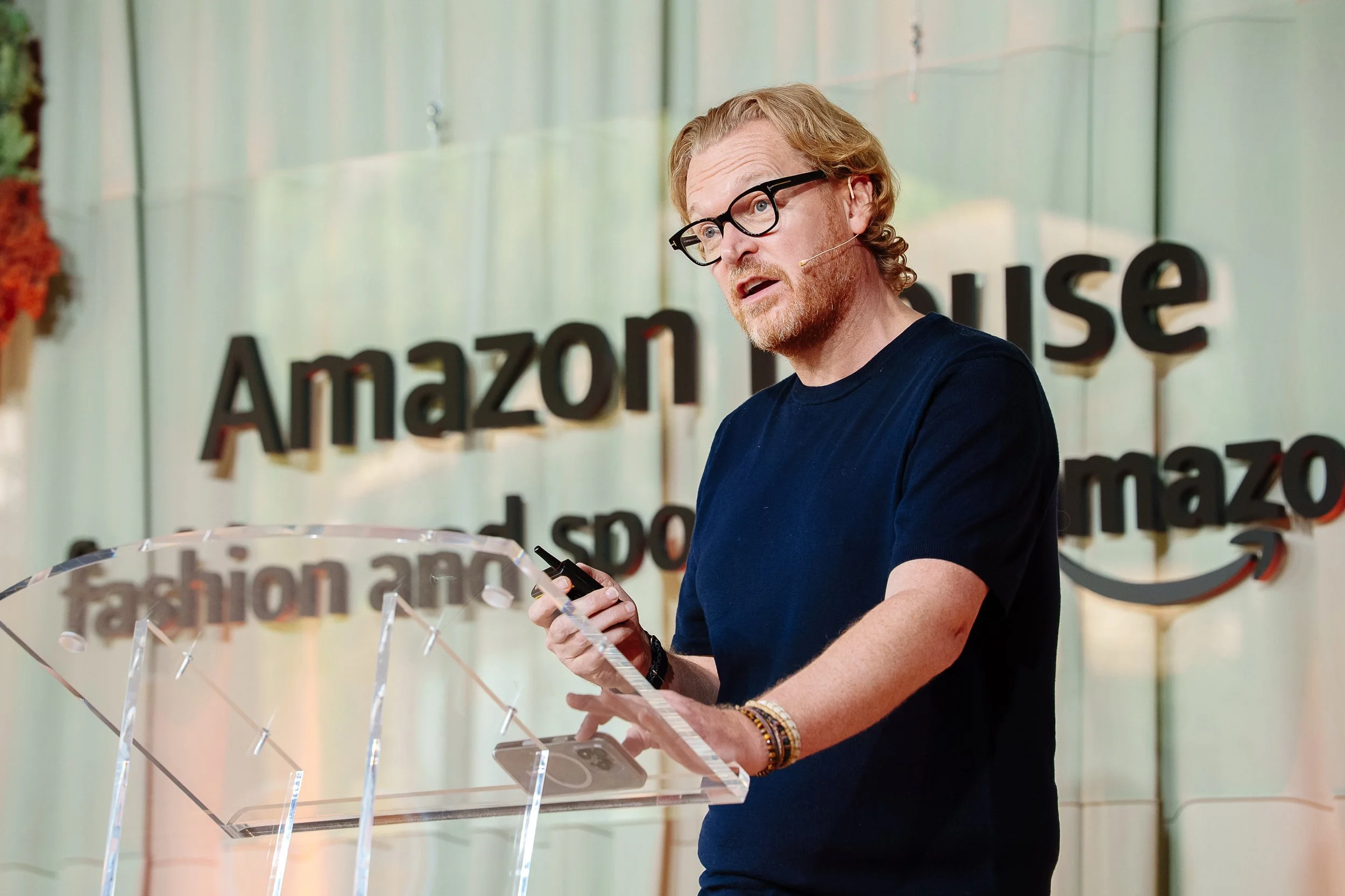 conference-photography-barcelona-speaker-podium-presentation-andrzej.jpg