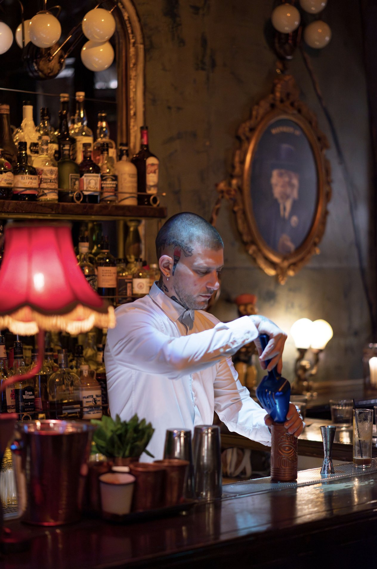 event-photography-athens-bartender-mixing-cocktails-bar-akis.jpg