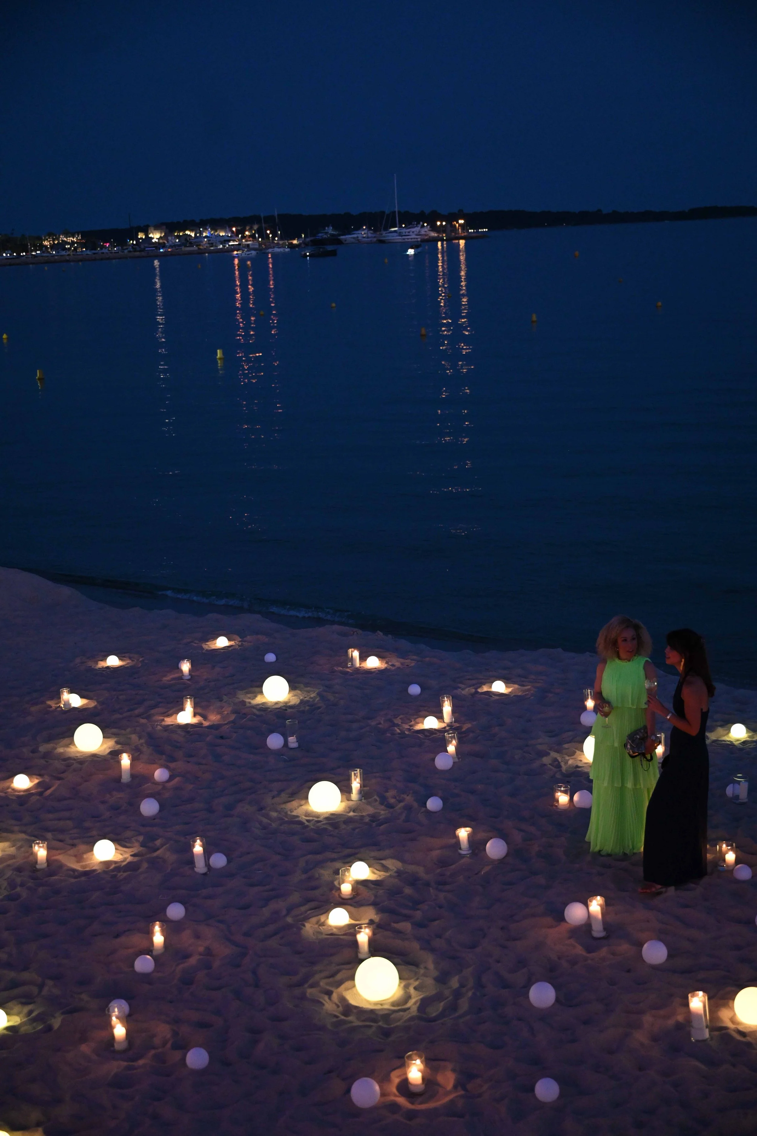 event-photography-paris-evening-beach-candlelight-setup-aga.jpg