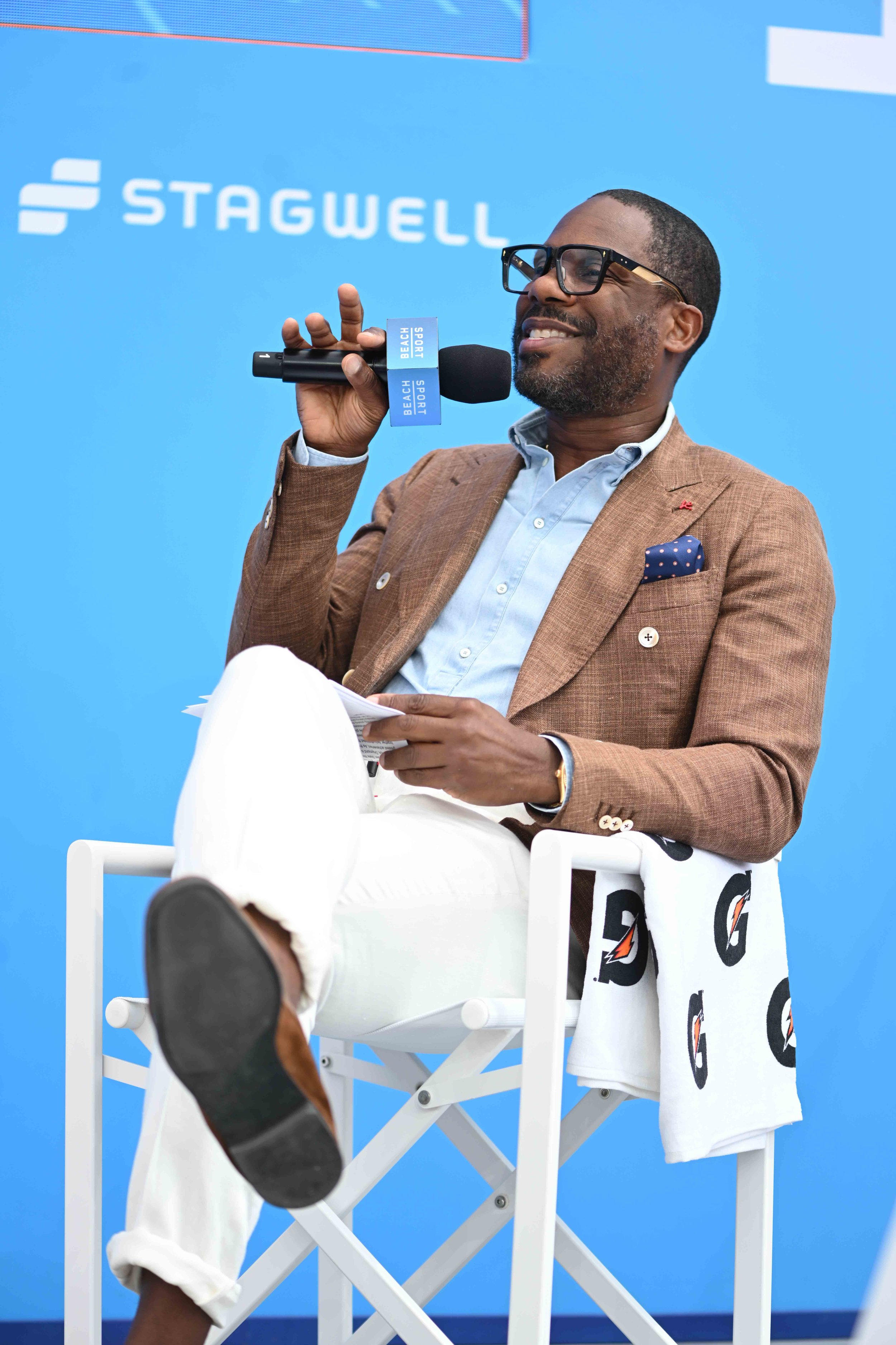 conference-photography-paris-speaker-on-stage-presentation-aga.jpg