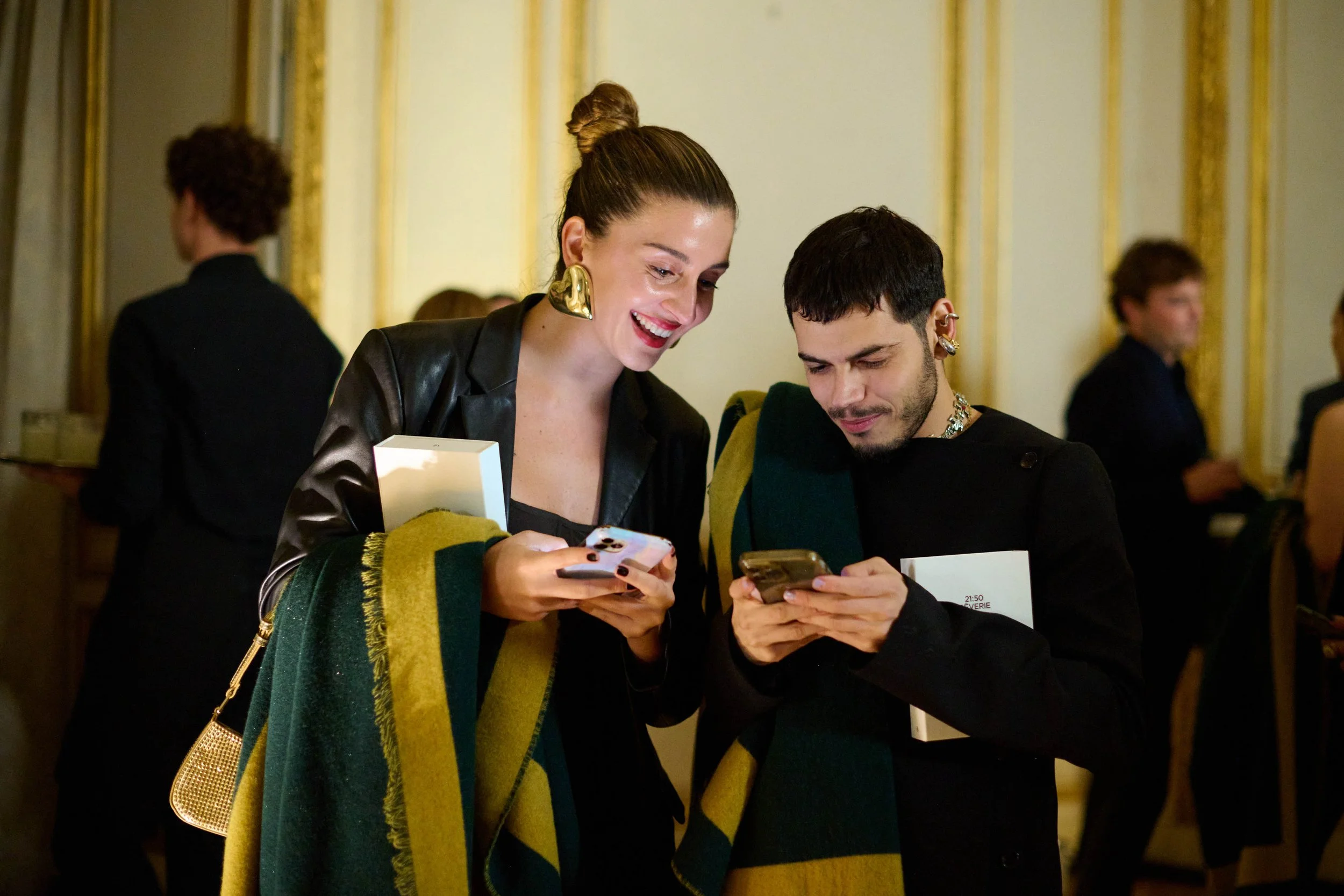 corporate-event-photography-paris-guests-networking-phone-aga.jpg