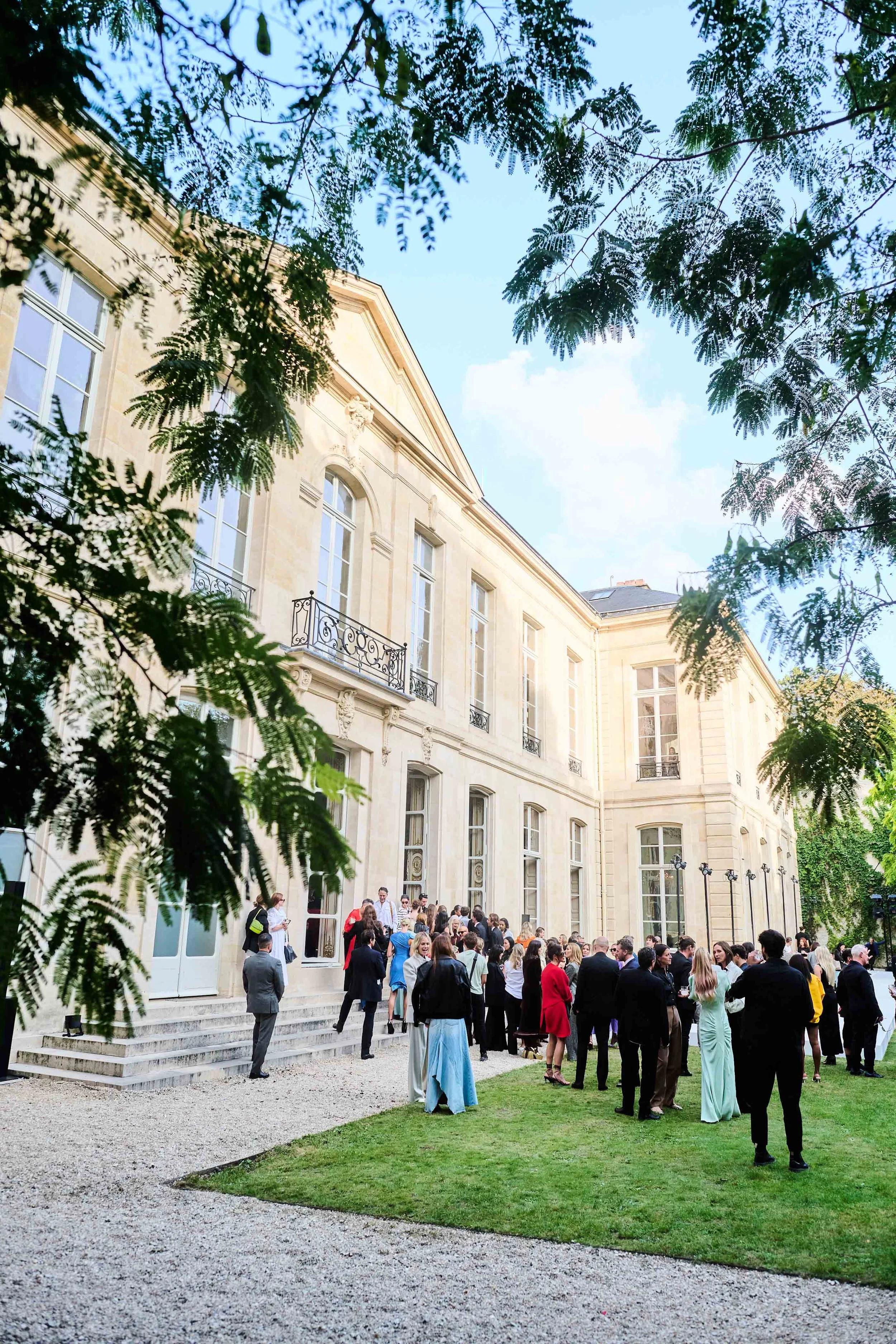 event-photography-paris-outdoor-courtyard-guests-arrival-aga.jpg