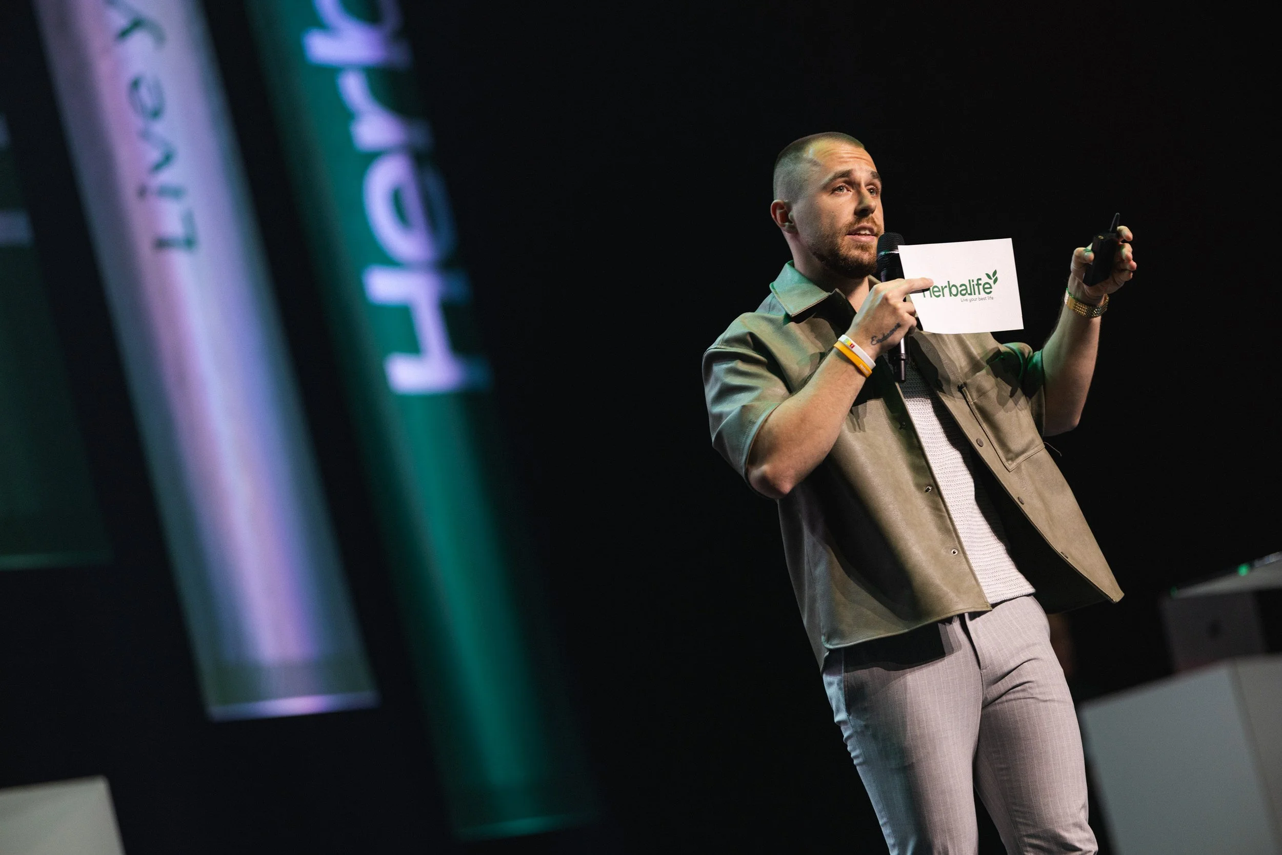 corporate-conference-photography-bratislava-keynote-speaker-presentation-stage-filip.jpg
