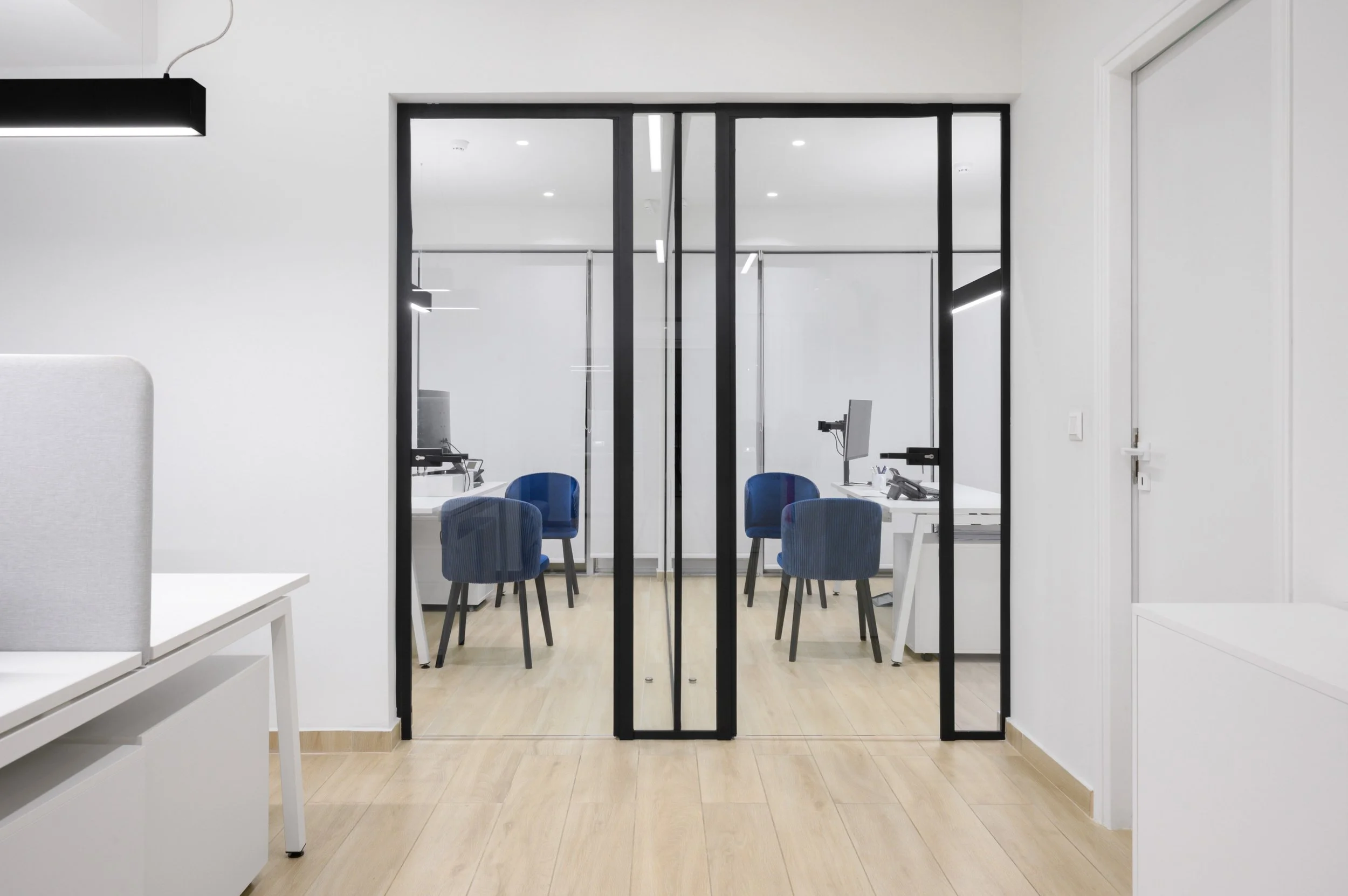 corporate-photography-athens-glass-meeting-room-office-interior-akis.jpg
