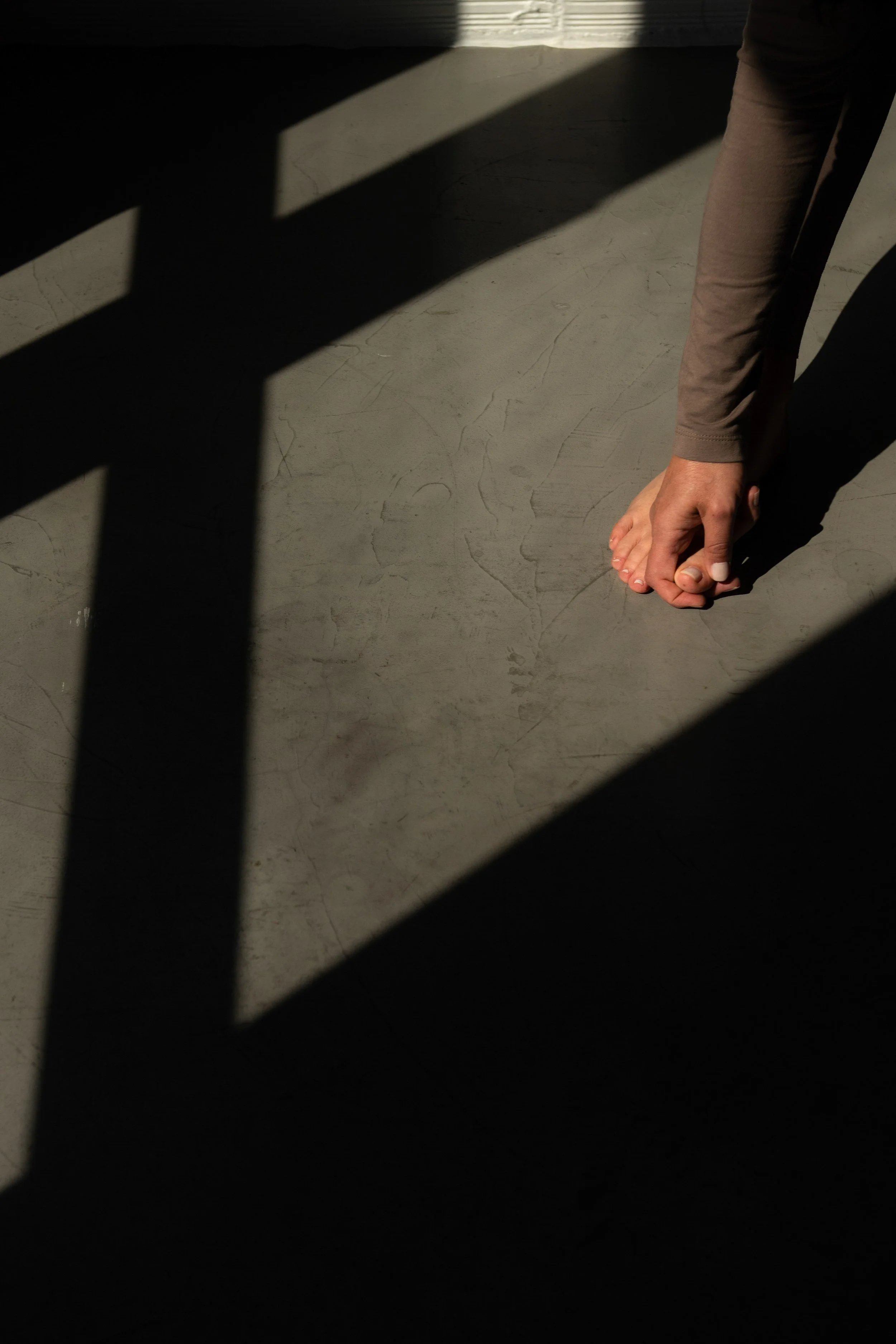 lifestyle-photography-athens-shadow-light-hand-detail-minimal-sotiris.jpg