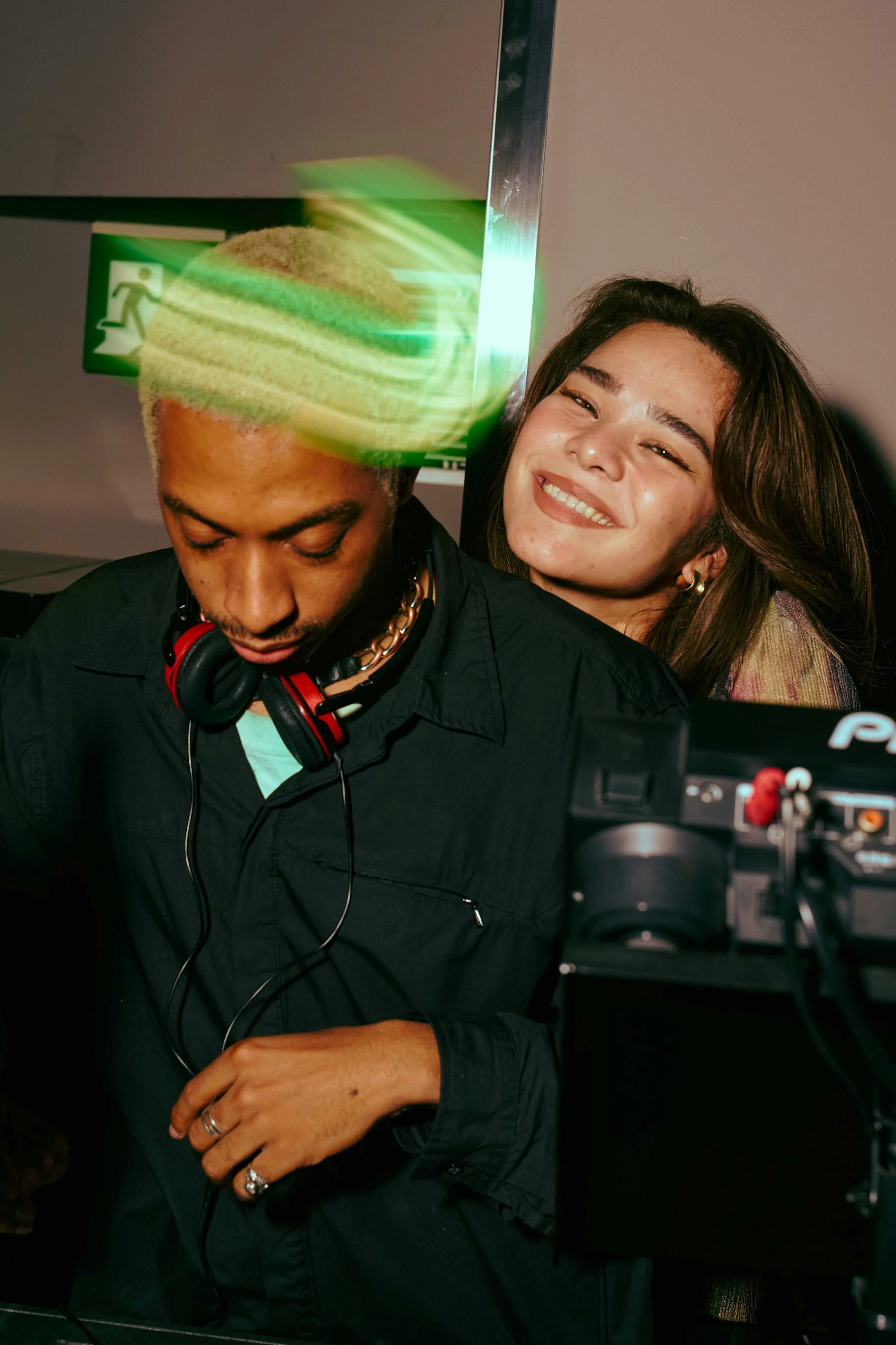 event-photography-tokyo-party-guests-dance-light-effect-dhani.jpg