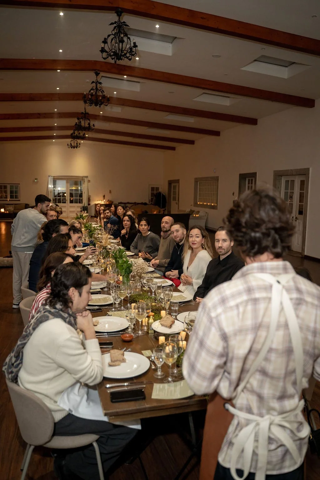 event-photography-lisbon-communal-dining-table-social-gathering-nicolas.jpg