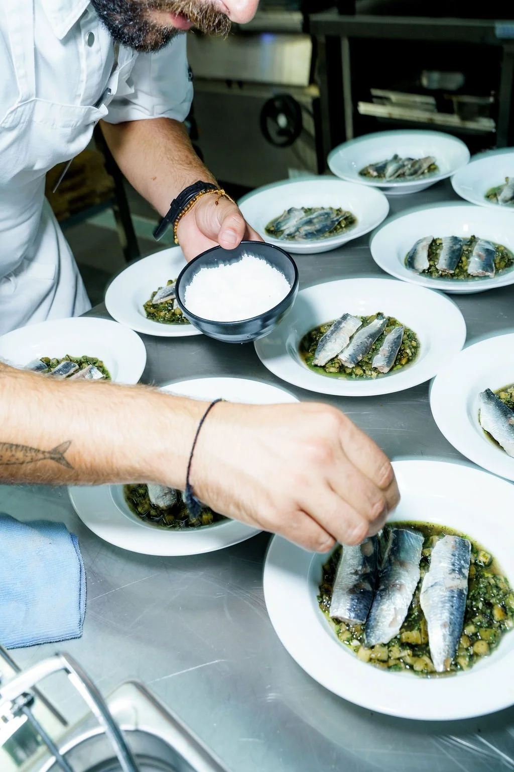 food-photography-lisbon-chef-preparing-plates-restaurant-kitchen-nicolas.jpg